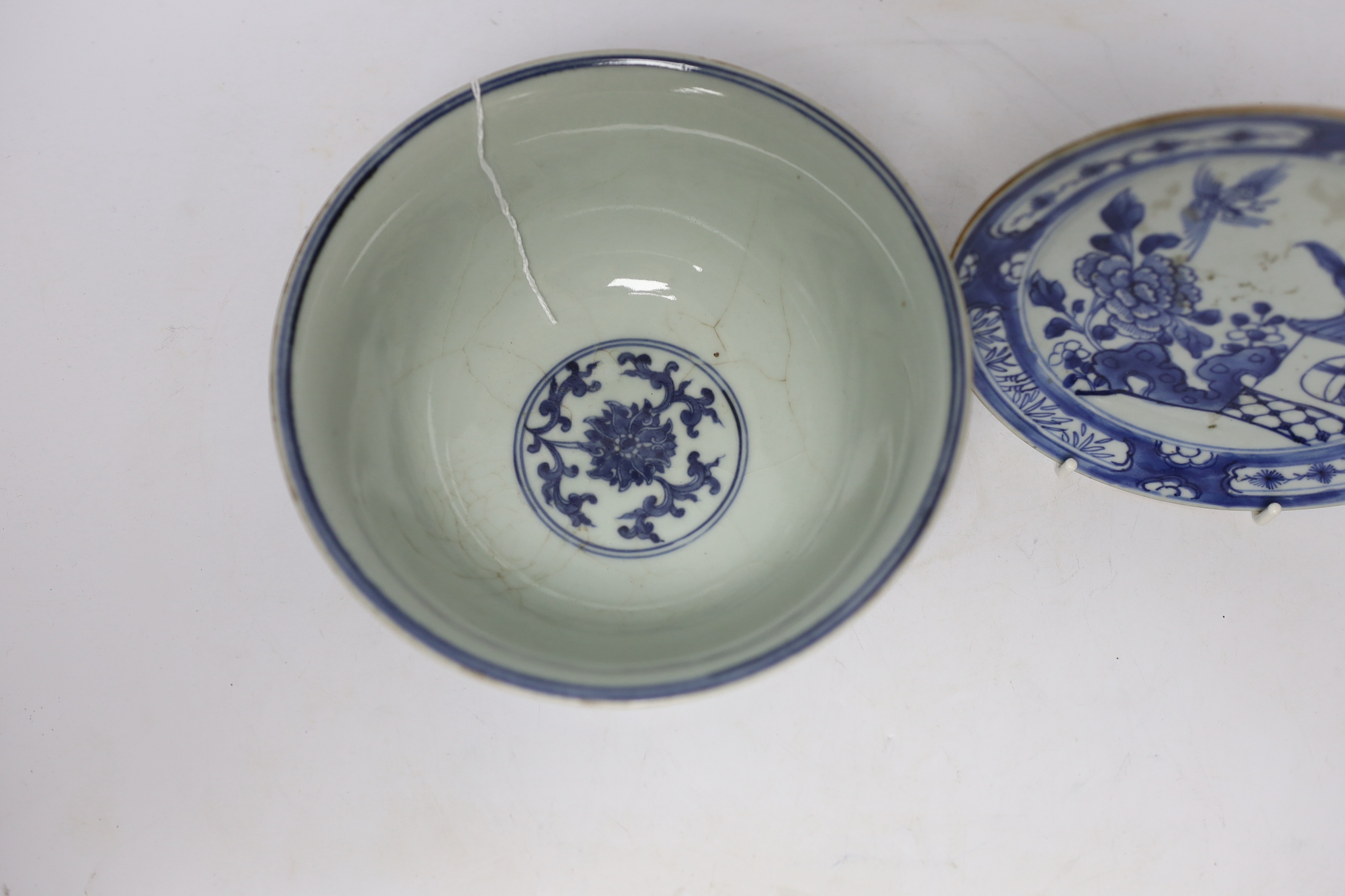 An 18th century Chinese blue and white dish together with a blue and white bowl, 19cm - Image 3 of 4