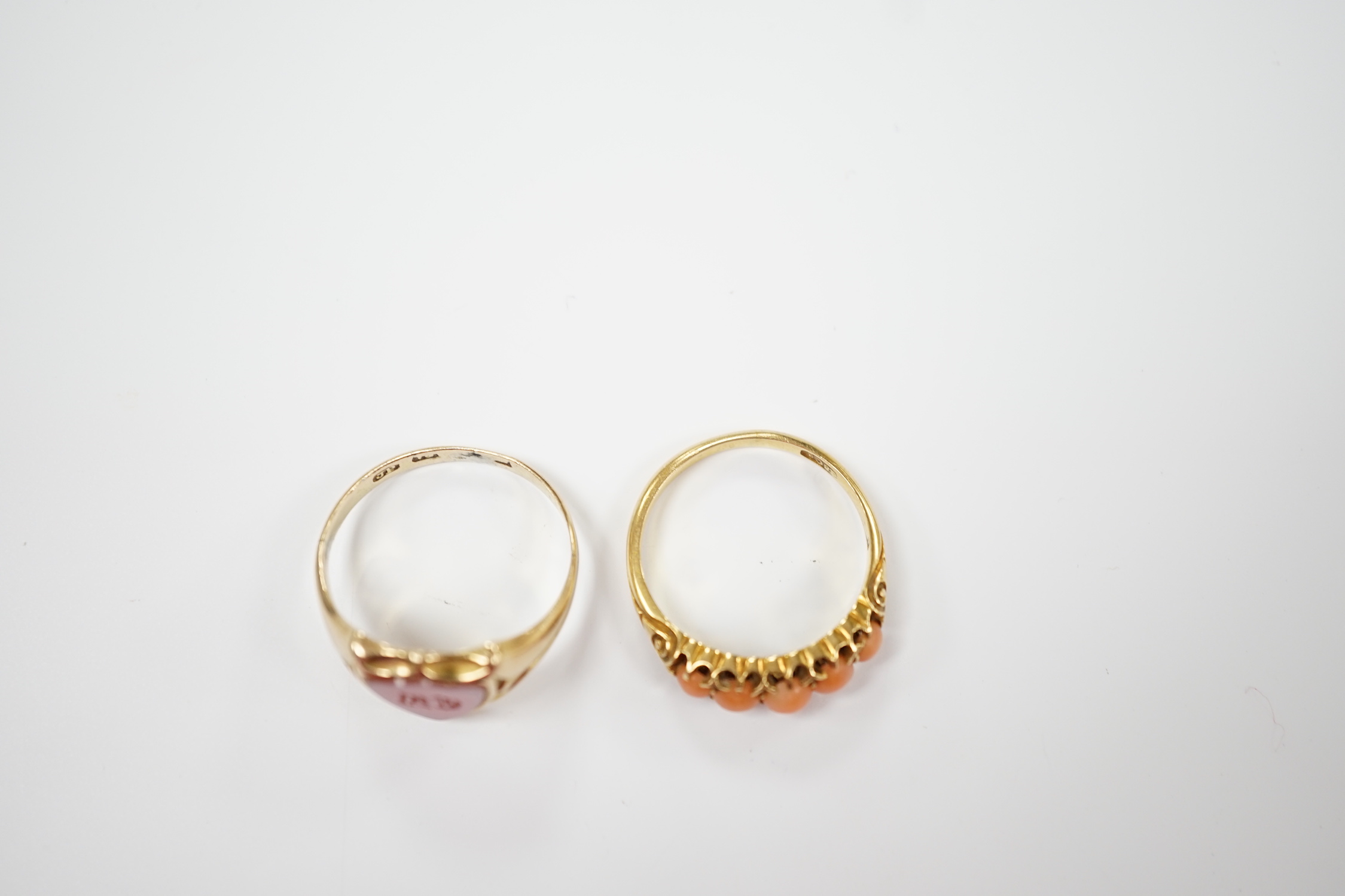 An early 20th century 18ct and graduated five stone split coral bead set half hoop ring, size O - Image 4 of 5