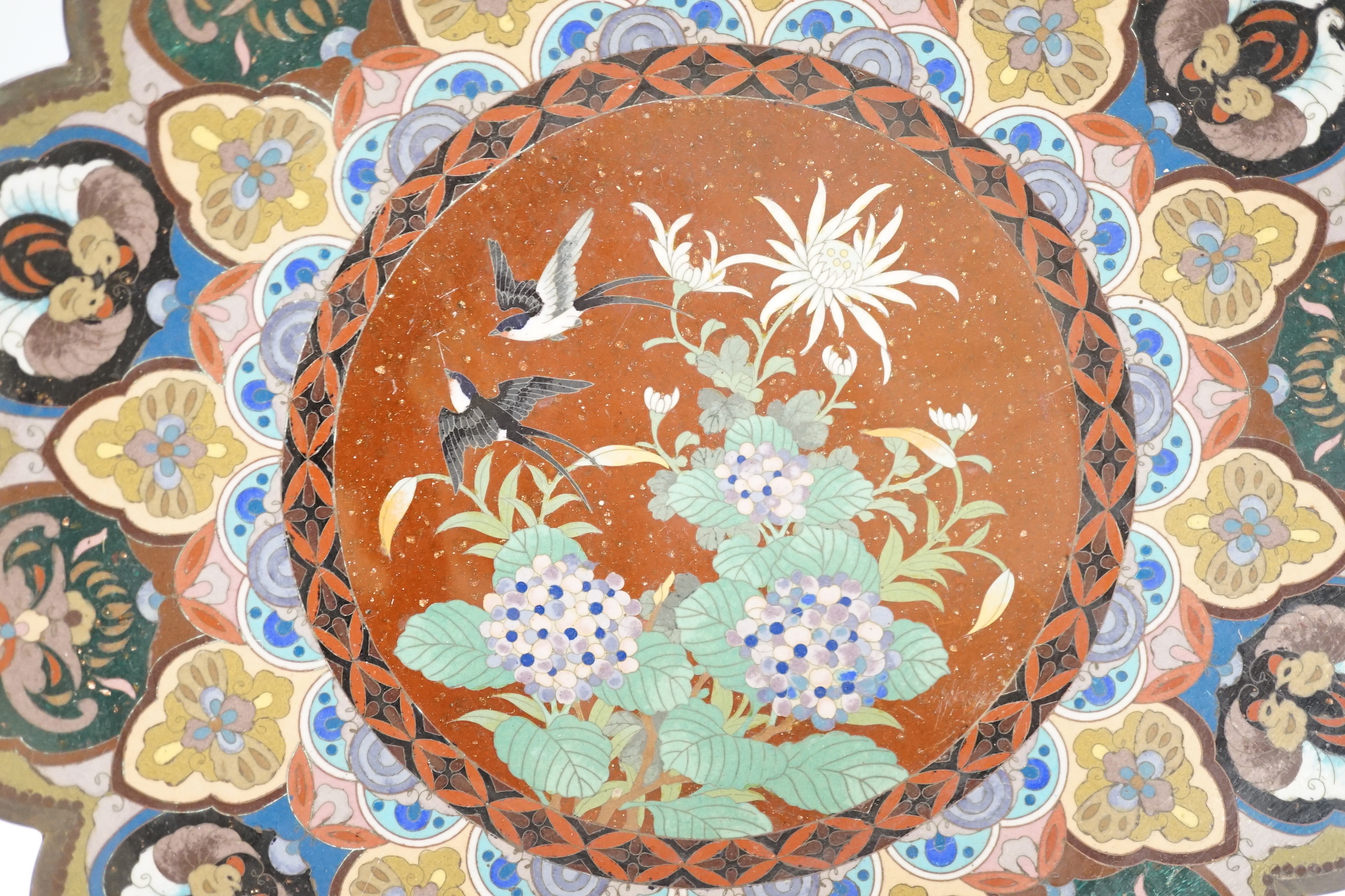 A pair of Japanese Meiji period petal rimmed cloisonné dishes, 37cm - Bild 3 aus 5