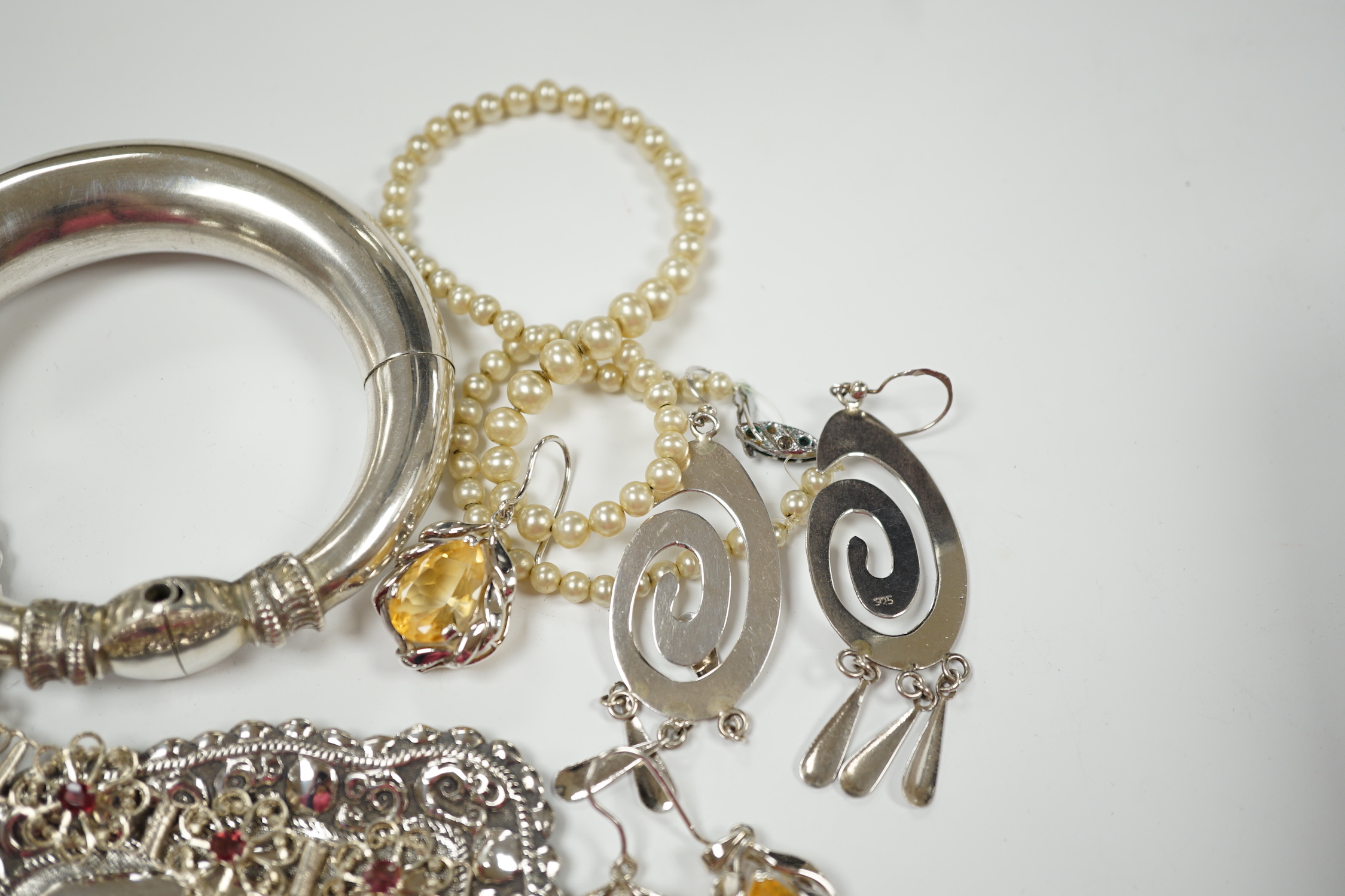 A quantity of assorted white metal jewellery, including bangle, necklace, earrings, etc. - Image 4 of 6
