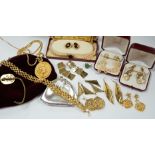 A quantity of assorted costume jewellery.