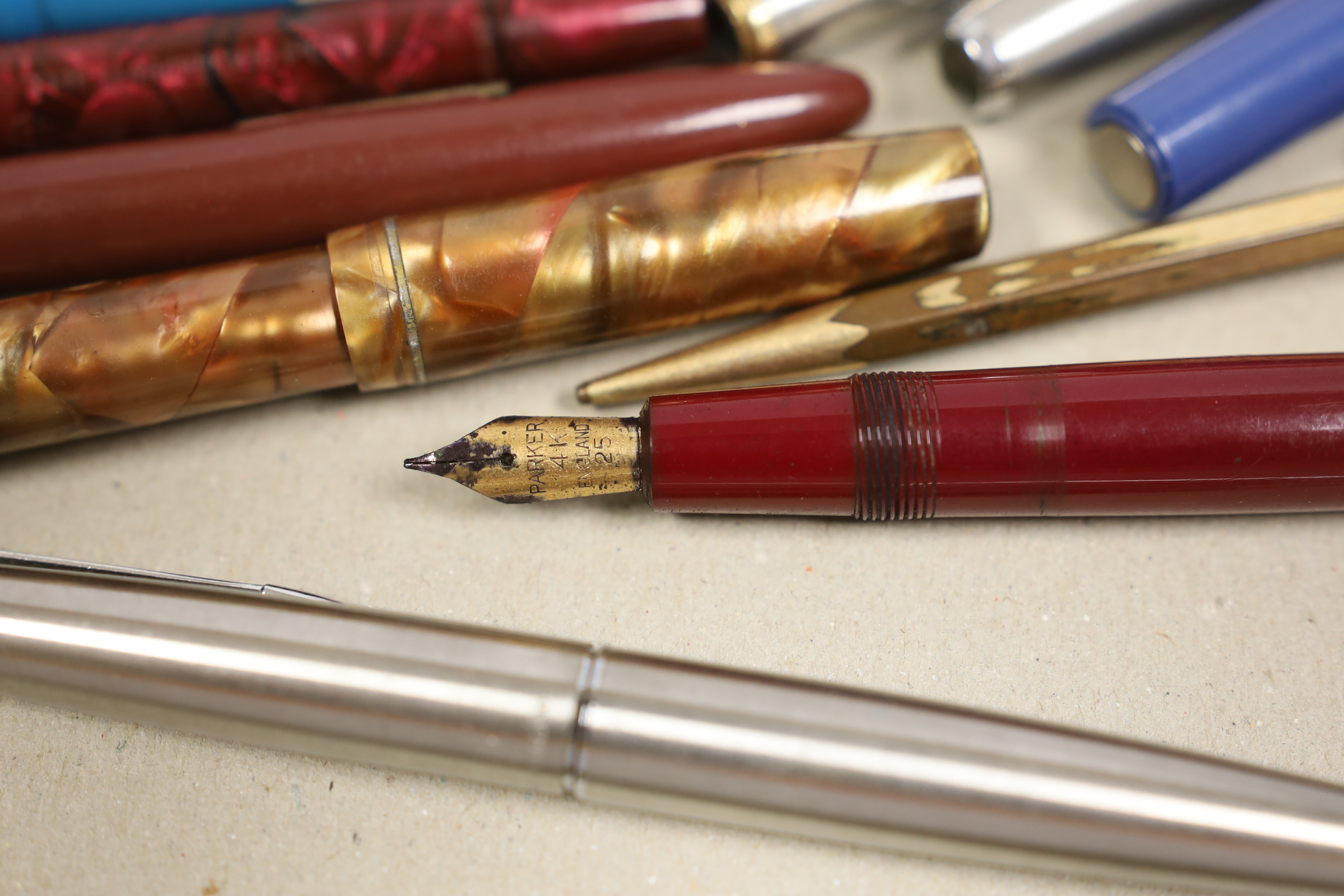 A collection of fountain pens and propelling pencils by Parker, etc. and a small penknife (17) - Image 2 of 2