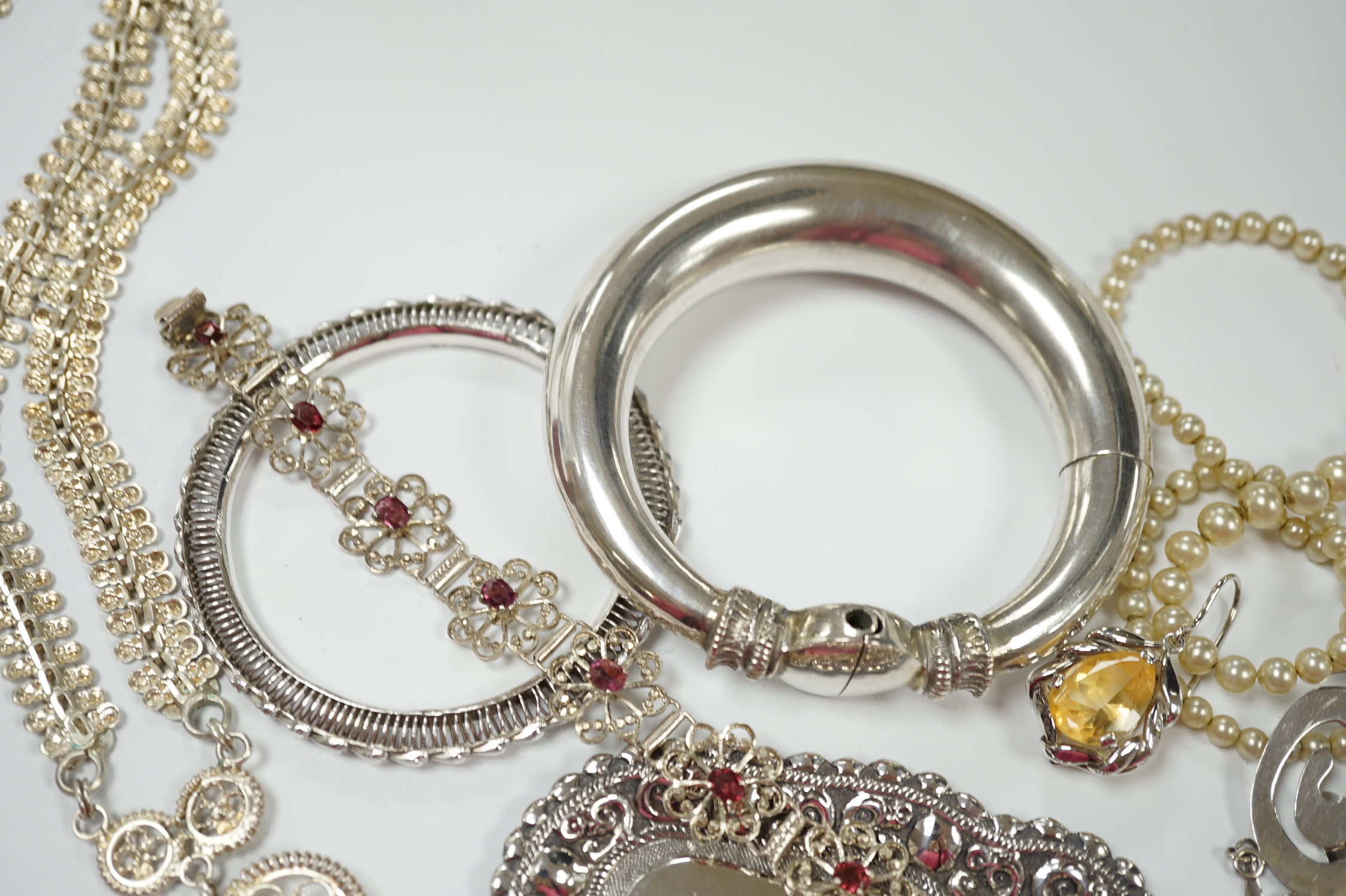 A quantity of assorted white metal jewellery, including bangle, necklace, earrings, etc. - Image 5 of 6
