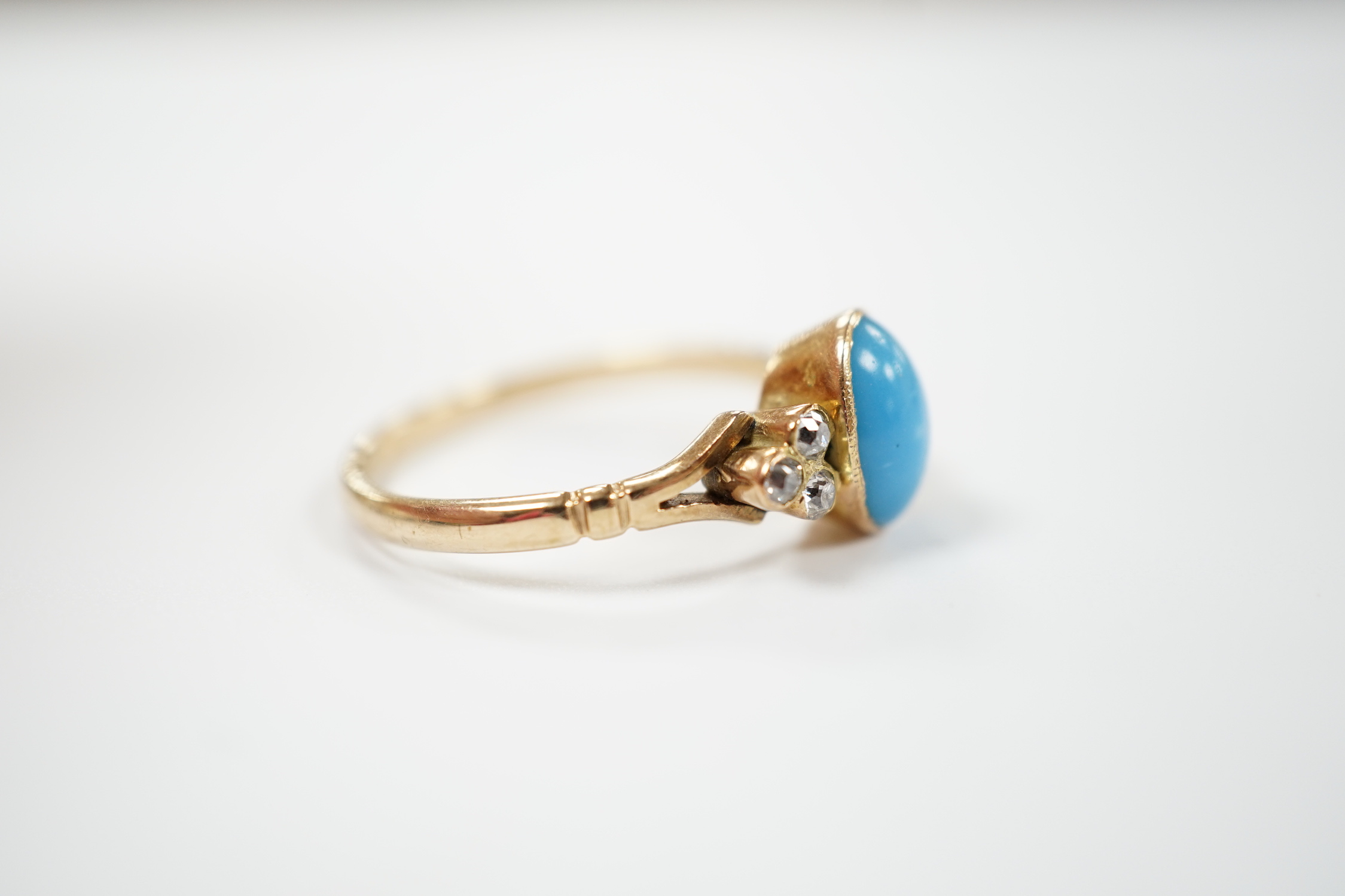 A yellow metal and single stone cabochon turquoise set ring, with six stone diamond set shoulders ( - Image 3 of 5