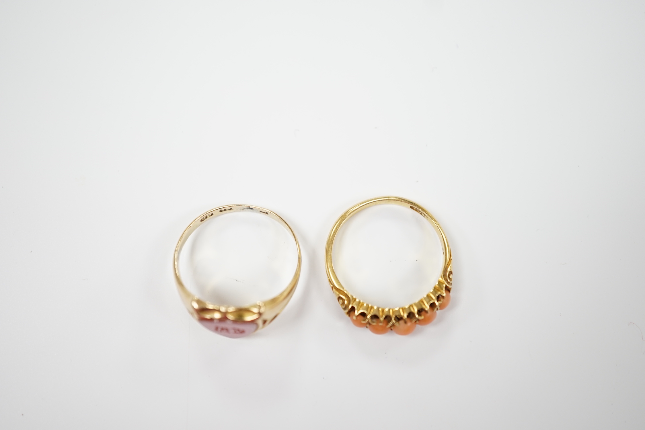 An early 20th century 18ct and graduated five stone split coral bead set half hoop ring, size O - Image 5 of 5