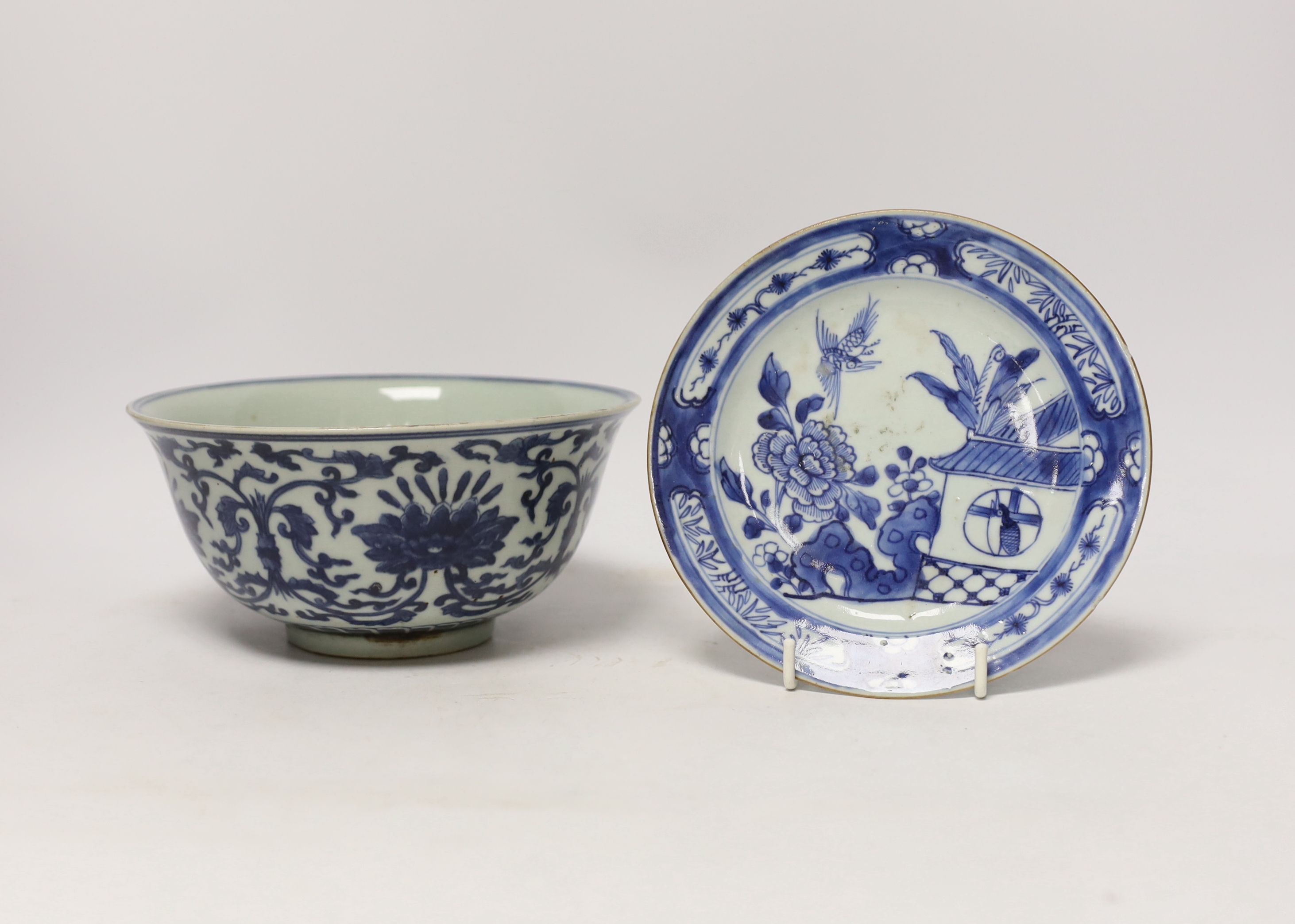 An 18th century Chinese blue and white dish together with a blue and white bowl, 19cm