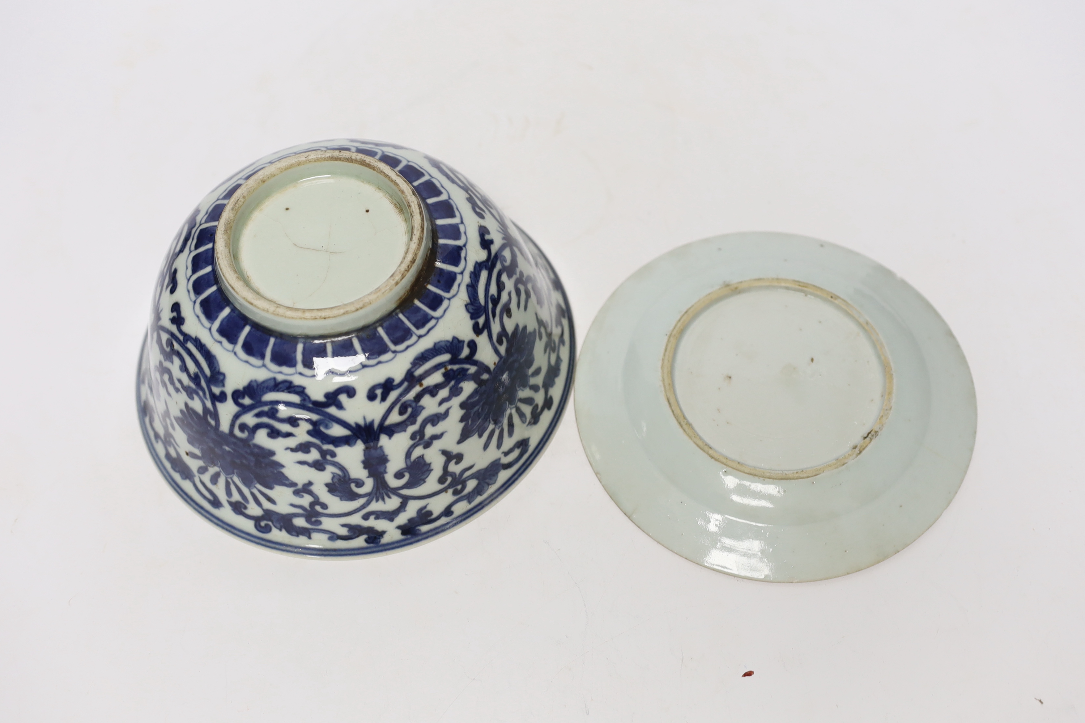 An 18th century Chinese blue and white dish together with a blue and white bowl, 19cm - Image 4 of 4