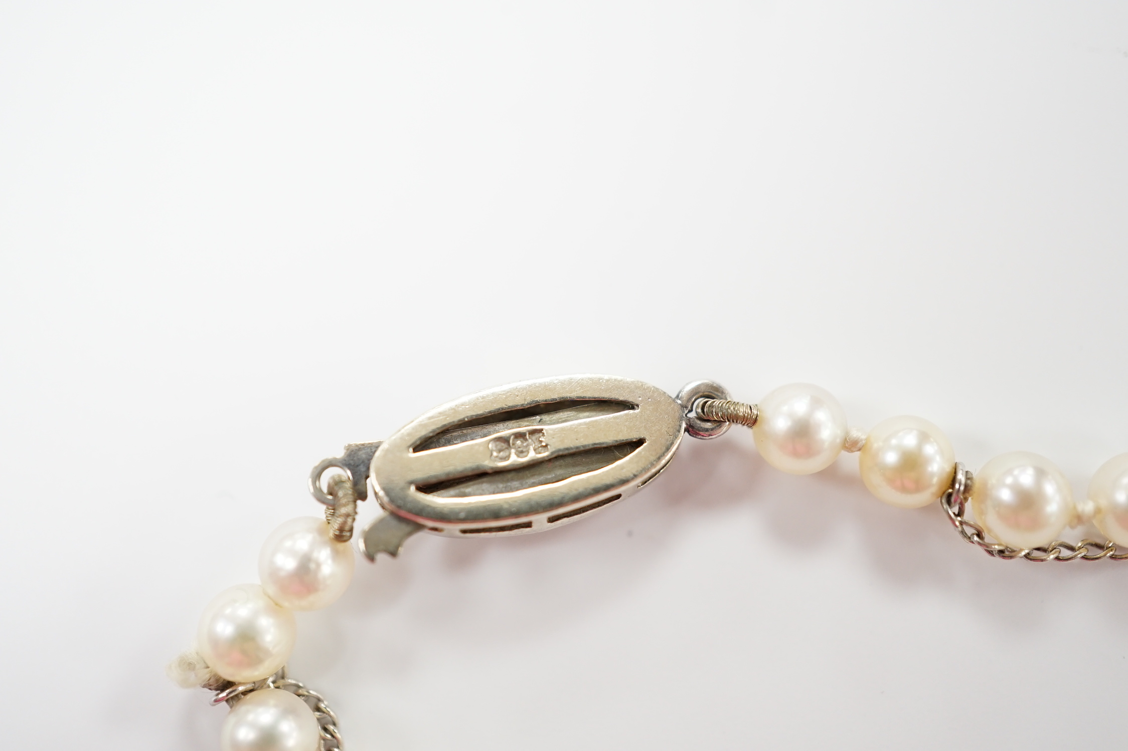 A single strand graduated cultured pearl necklace, with single stone diamond chip set 9ct white - Image 3 of 4