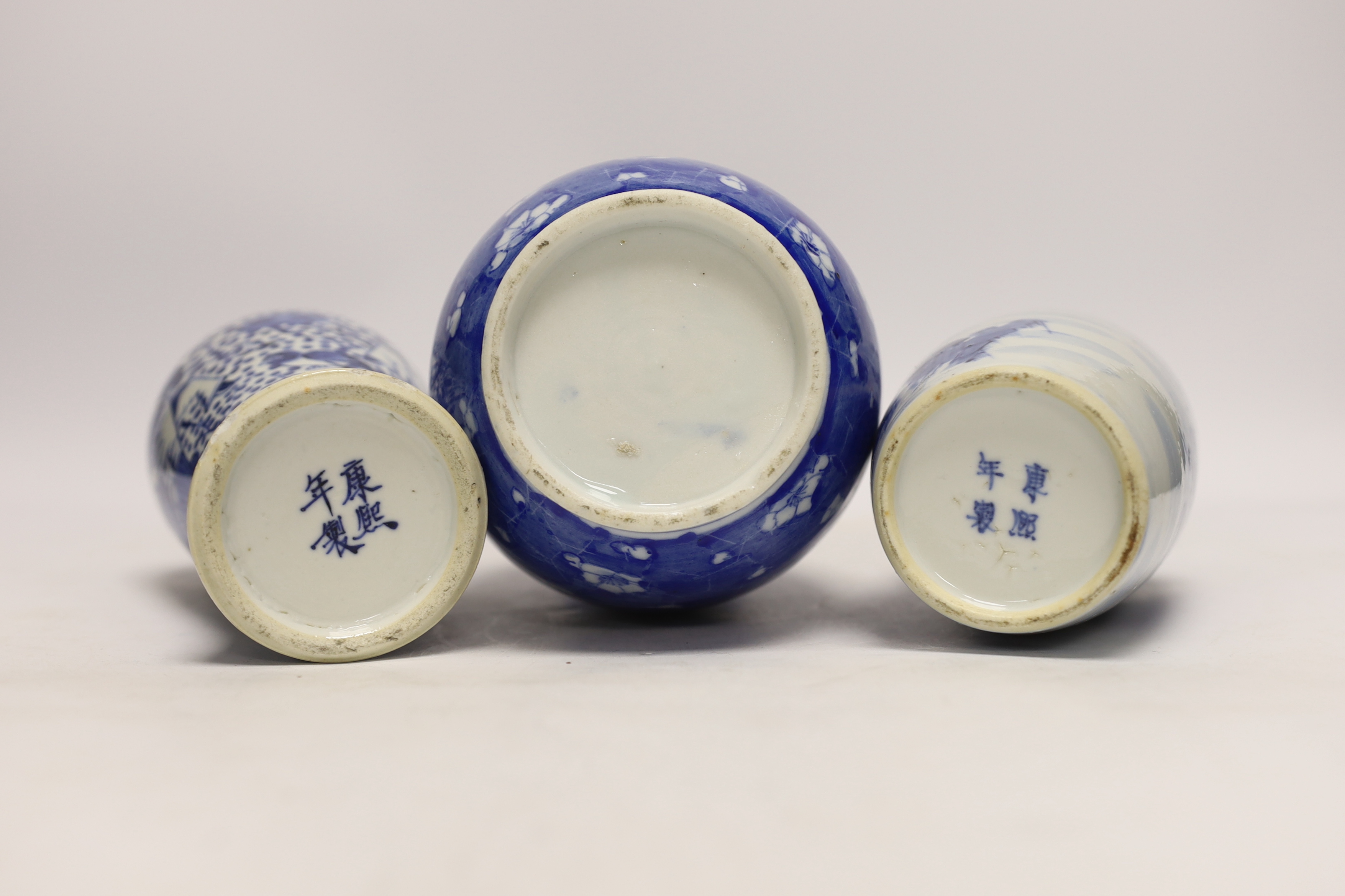 Seven Chinese or Japanese blue and white vases, late 19th/early 20th century, largest 27cm high - Bild 6 aus 6