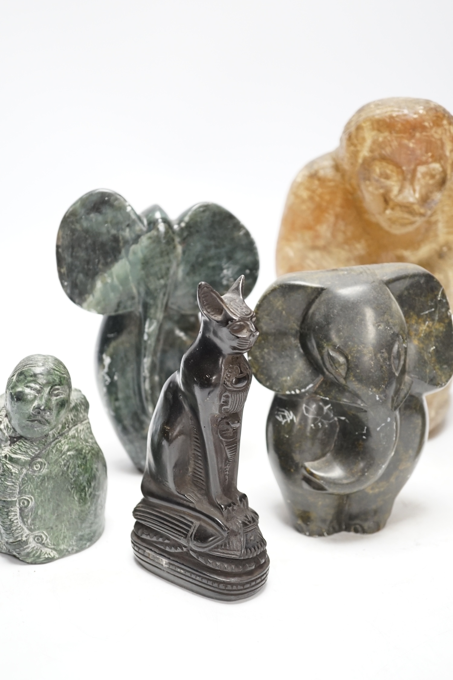 Six soapstone and marble carvings of Inuit figures, elephants, an Egyptian style cat, etc. tallest - Bild 3 aus 6
