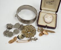 Sundry jewellery, including a pair of 9ct gold oval cufflinks, a 9ct gold safety pin, silver