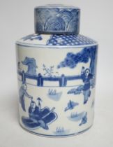 A modern Chinese blue and white jar and cover, 22cm high