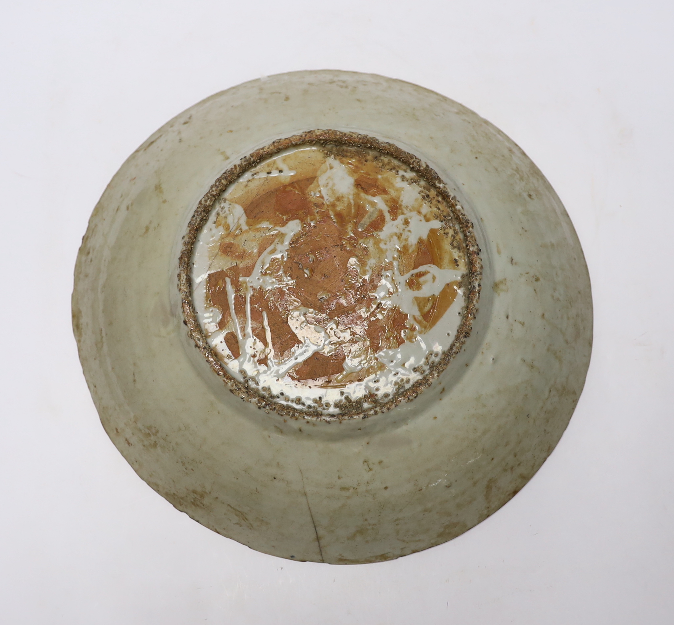 A late 16th century Chinese Swatow enamelled porcelain charger, diameter 38cm - Image 3 of 3