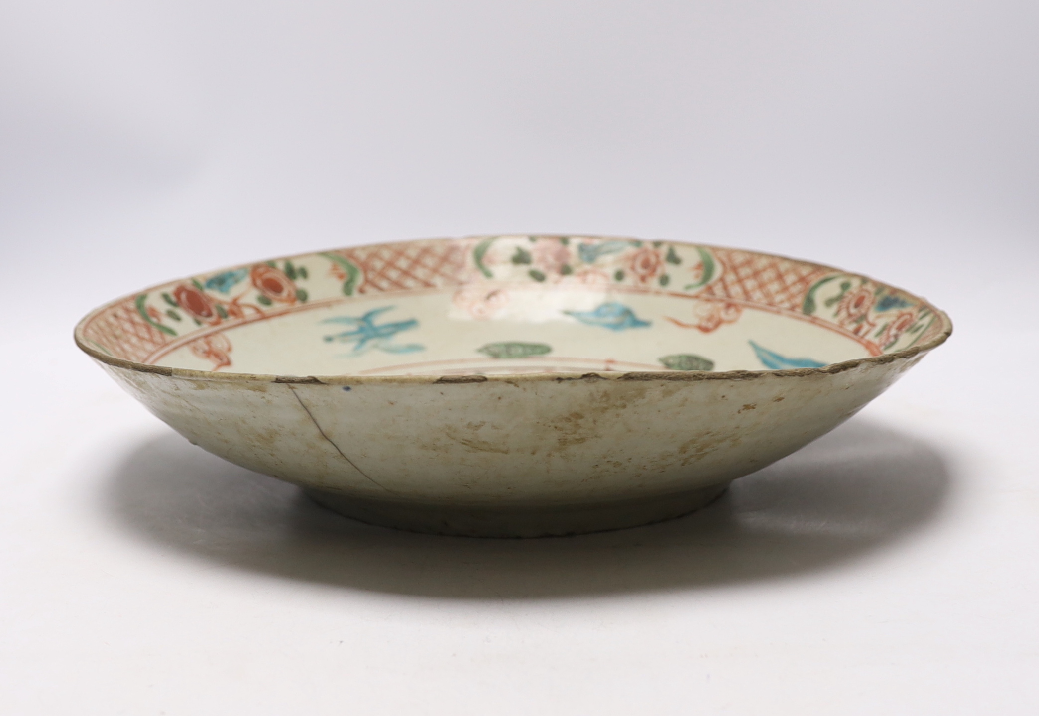 A late 16th century Chinese Swatow enamelled porcelain charger, diameter 38cm - Image 2 of 3
