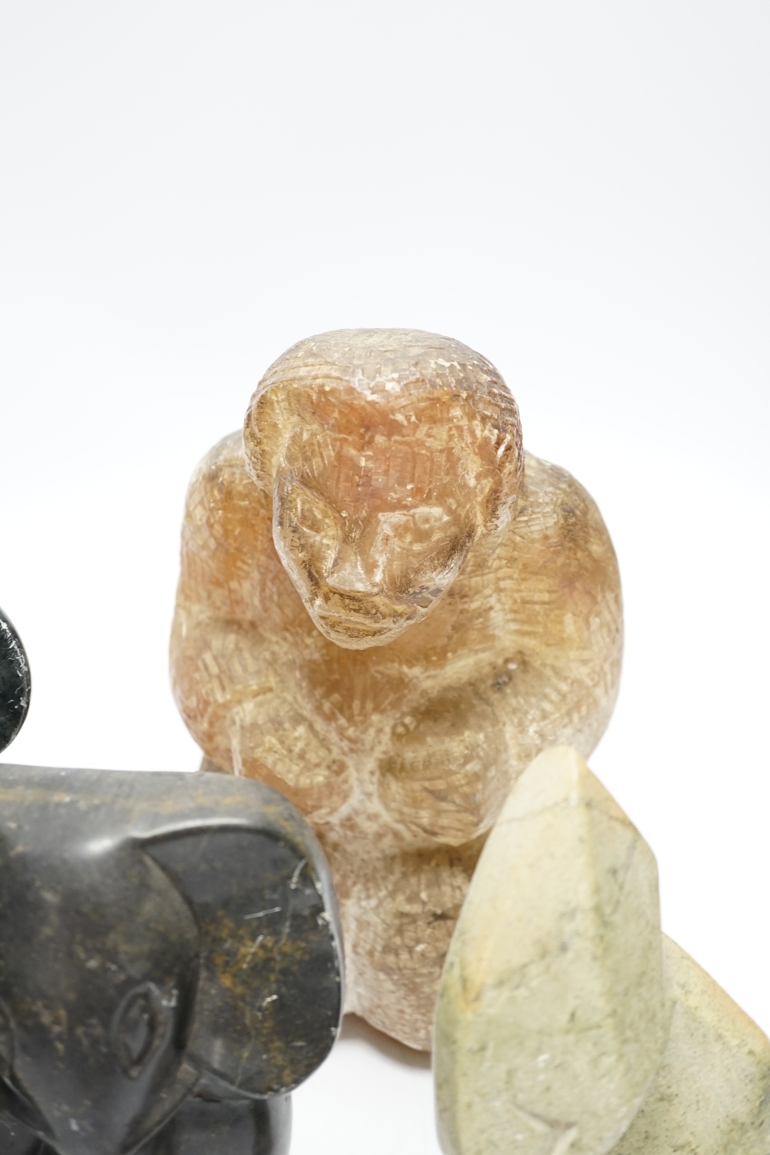 Six soapstone and marble carvings of Inuit figures, elephants, an Egyptian style cat, etc. tallest - Bild 6 aus 6