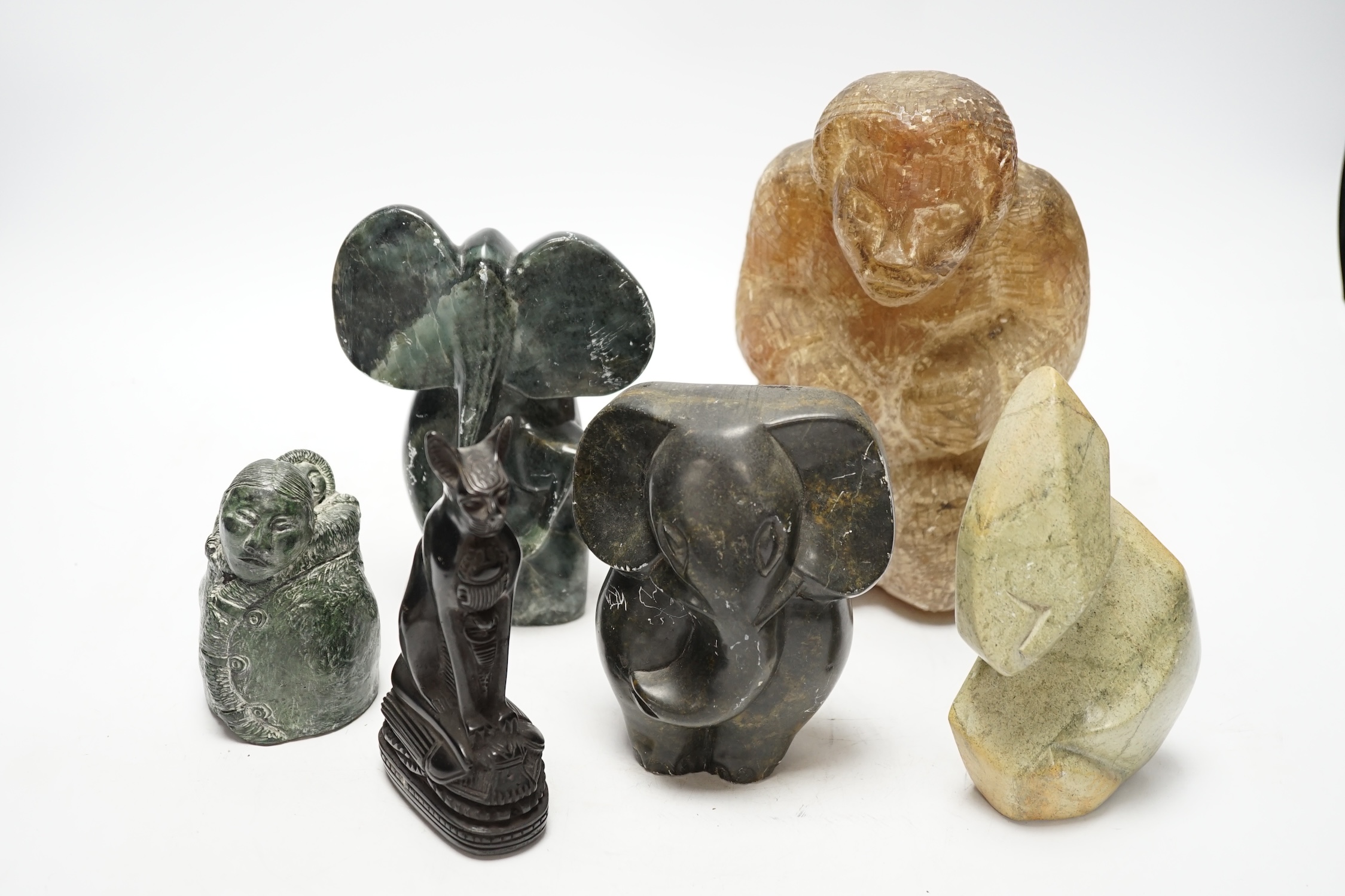 Six soapstone and marble carvings of Inuit figures, elephants, an Egyptian style cat, etc. tallest - Bild 2 aus 6
