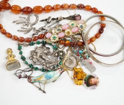 A small quantity of assorted jewellery, including an amber necklace, enamelled bird brooch etc.