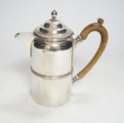A late Victorian silver hot water pot, Pairpoint Brothers, London, 1900, 15.7cm, gross 10.6oz.