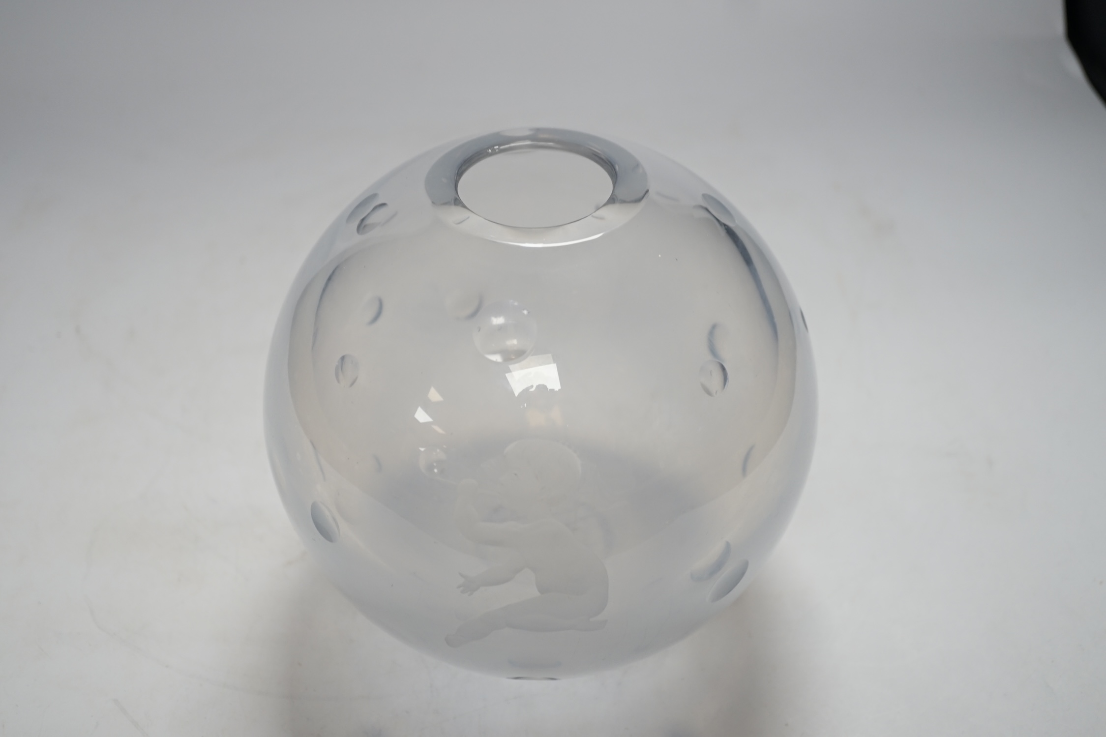 An Orrefors globular glass vase, engraved with a boy blowing bubbles, attributed to Vicke - Image 3 of 3