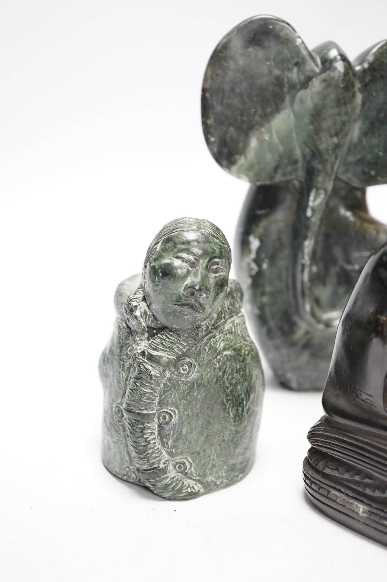 Six soapstone and marble carvings of Inuit figures, elephants, an Egyptian style cat, etc. tallest - Bild 4 aus 6