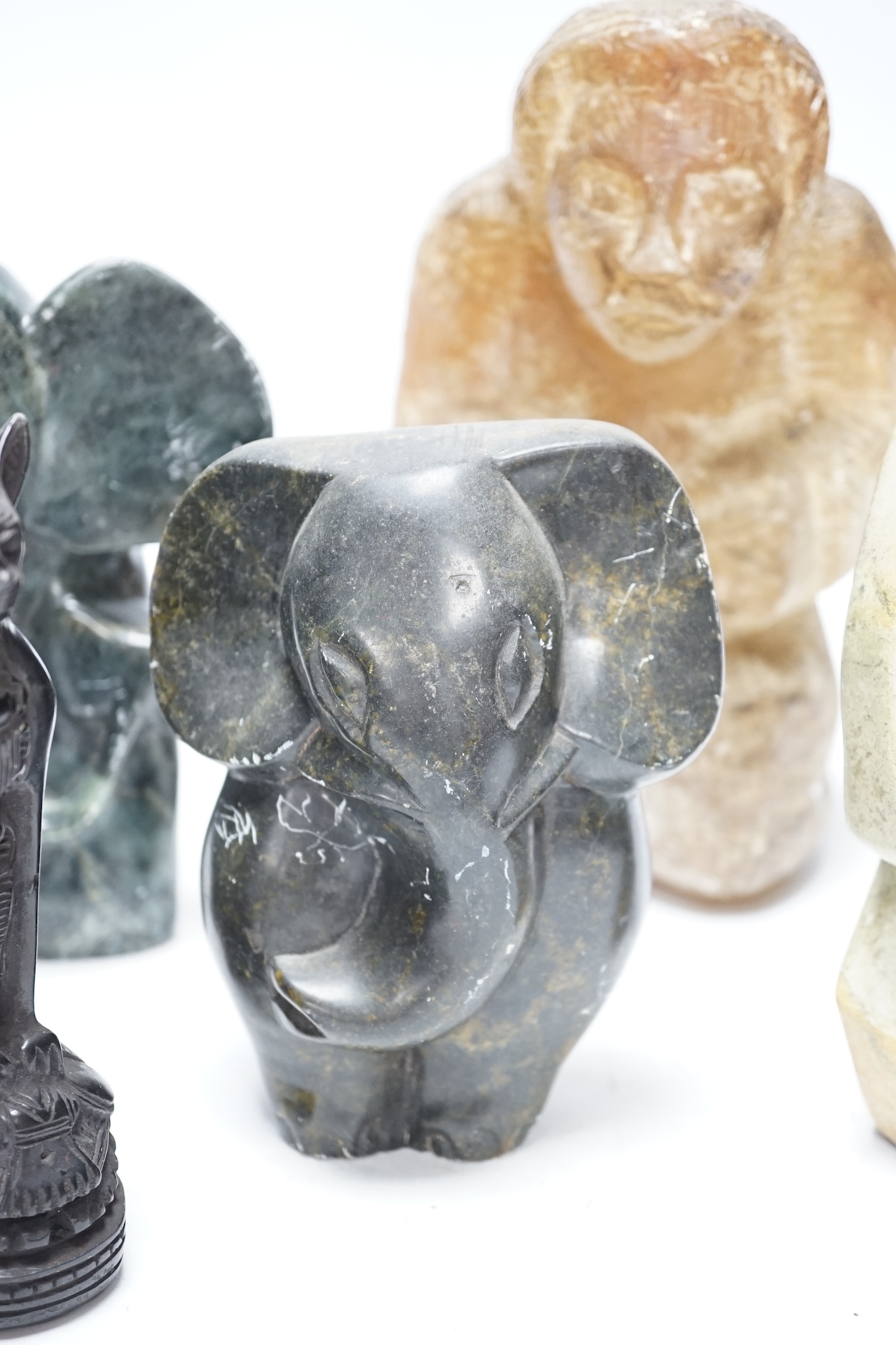 Six soapstone and marble carvings of Inuit figures, elephants, an Egyptian style cat, etc. tallest - Bild 5 aus 6