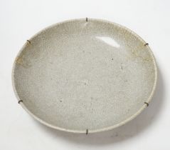 A Chinese Guan type crackle glaze dish, Qing dynasty, 26cm diameter