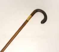 A gold banded walking stick with horn handle, 92cm