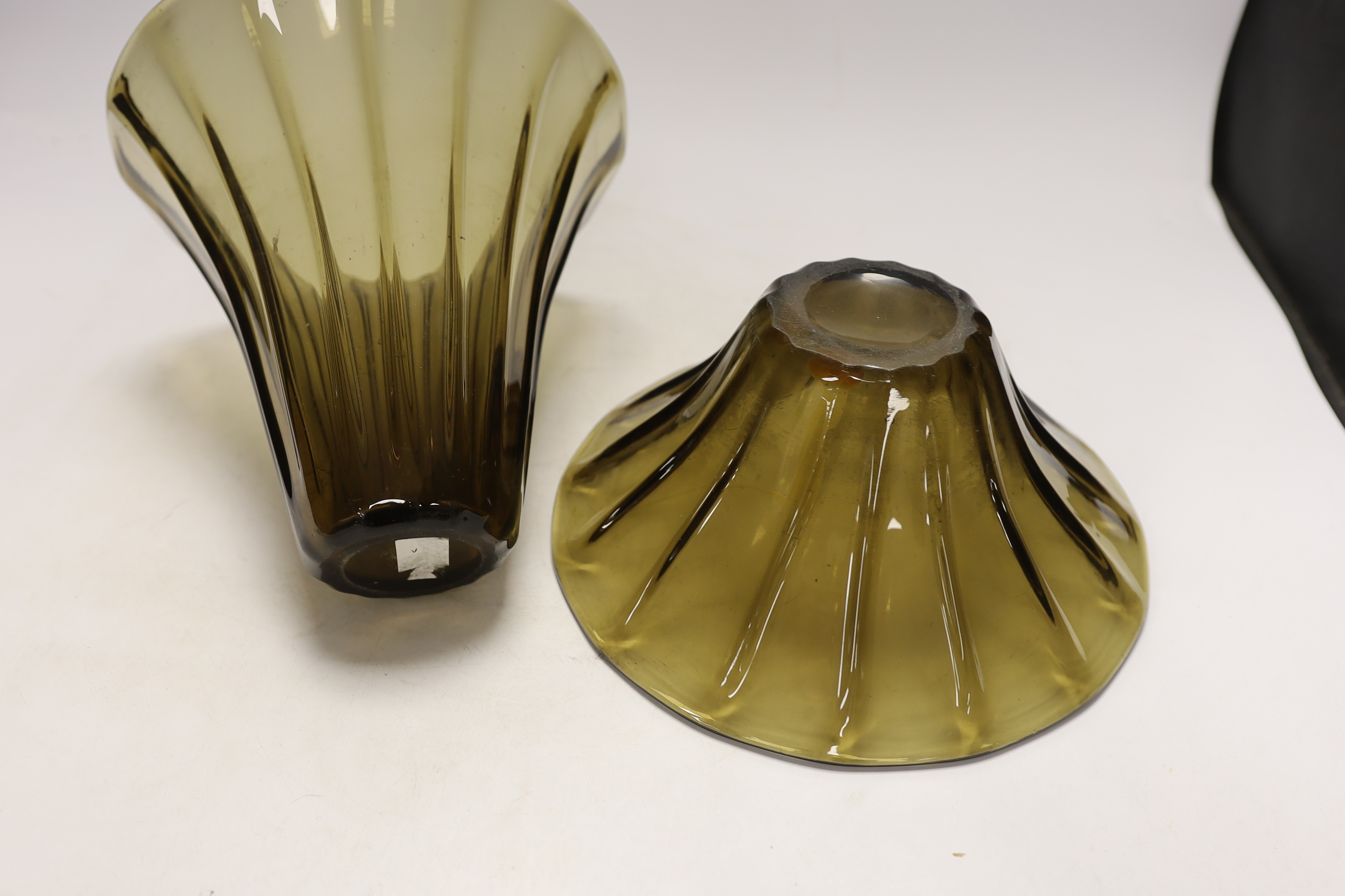 A Daum Nancy glass vase and a bowl, vase 20cm high (2) - Bild 2 aus 2