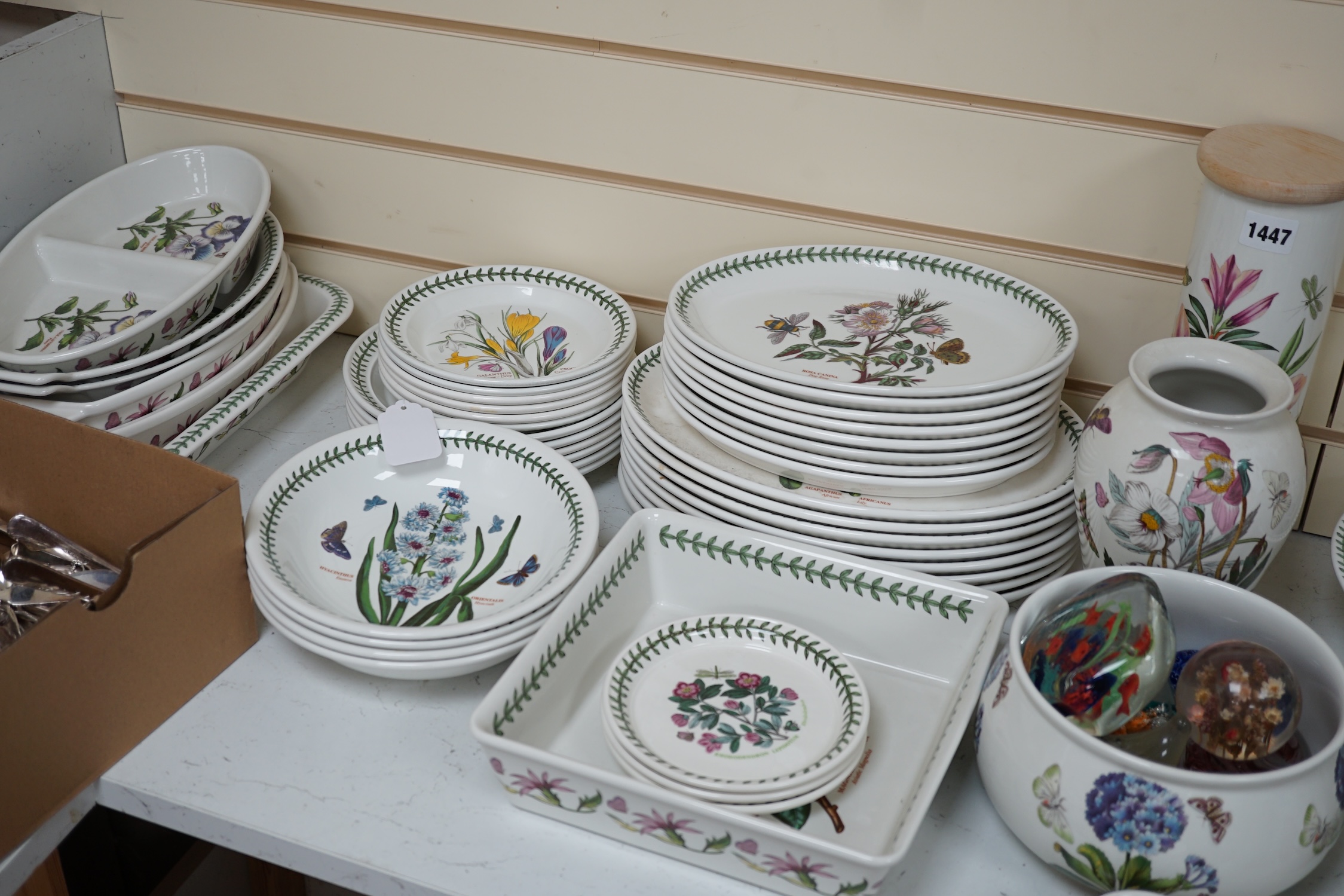 A large quantity of Portmeirion 'Botanic Gardens' tea, dinner and kitchen wares, together with - Image 4 of 5