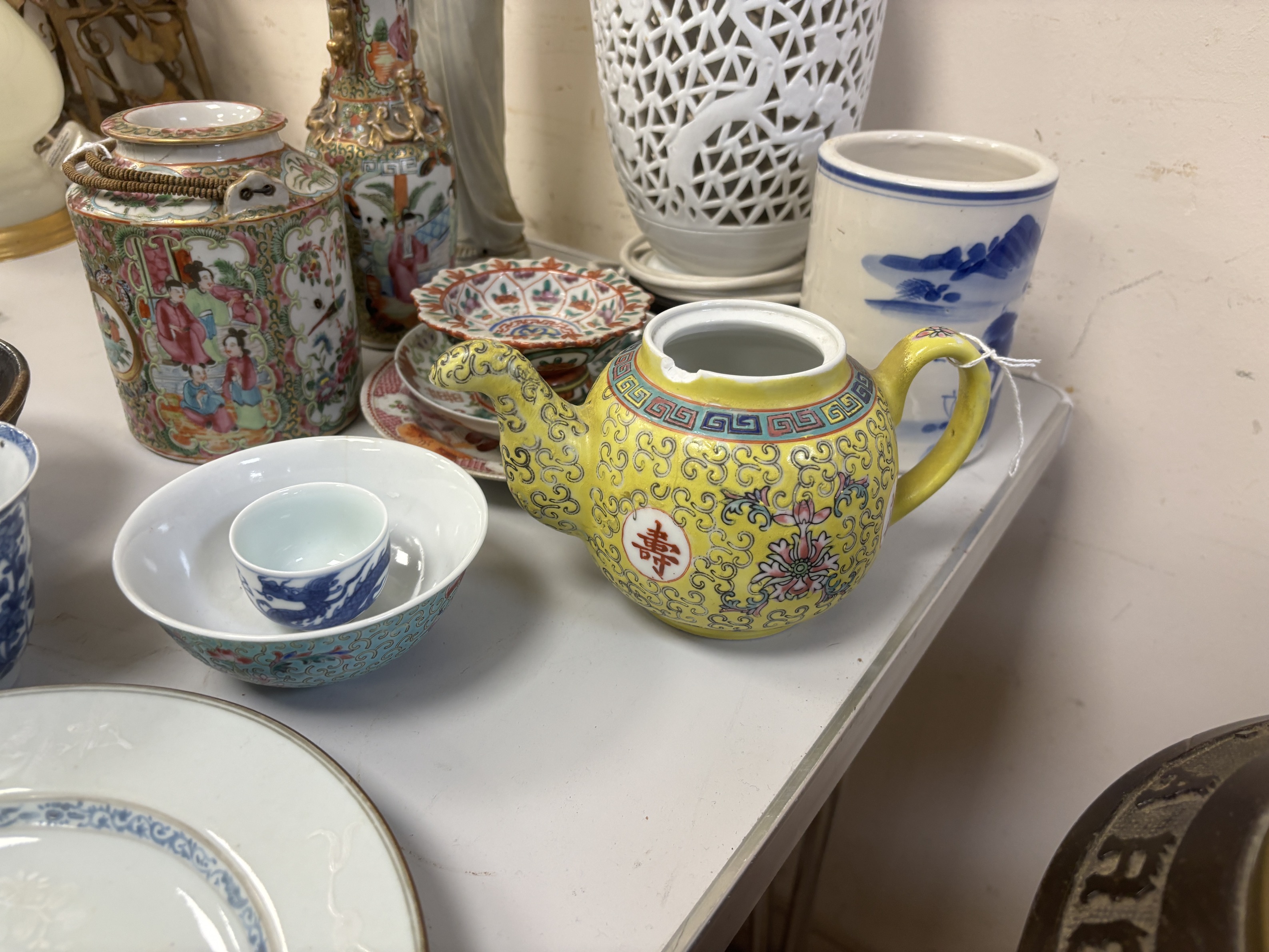 Various Chinese ceramics including some Meiji items; a teapot, 13.5cm, three small dishes and a - Bild 4 aus 6