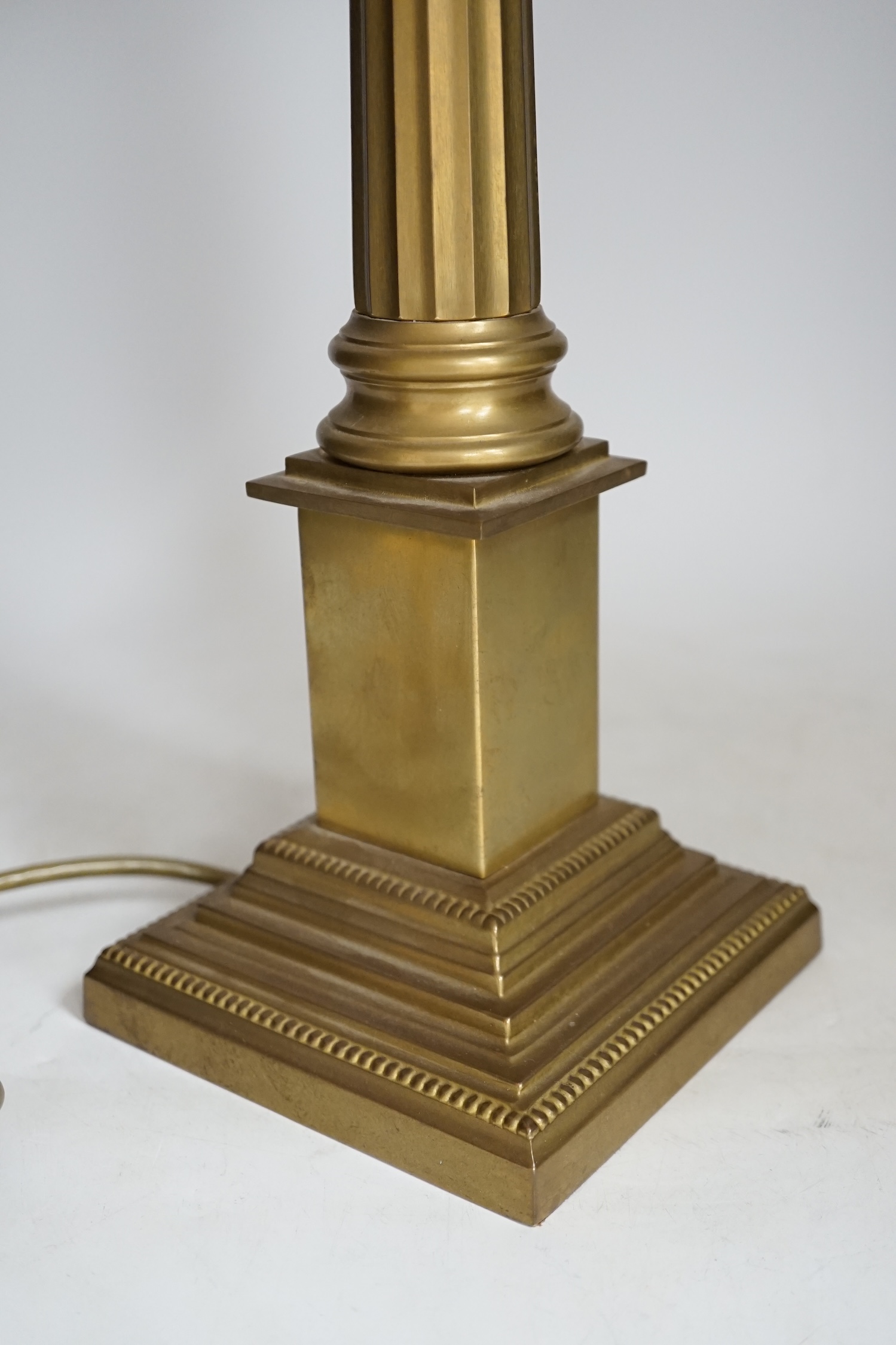 A brass column table lamp, 65cm high - Image 4 of 4