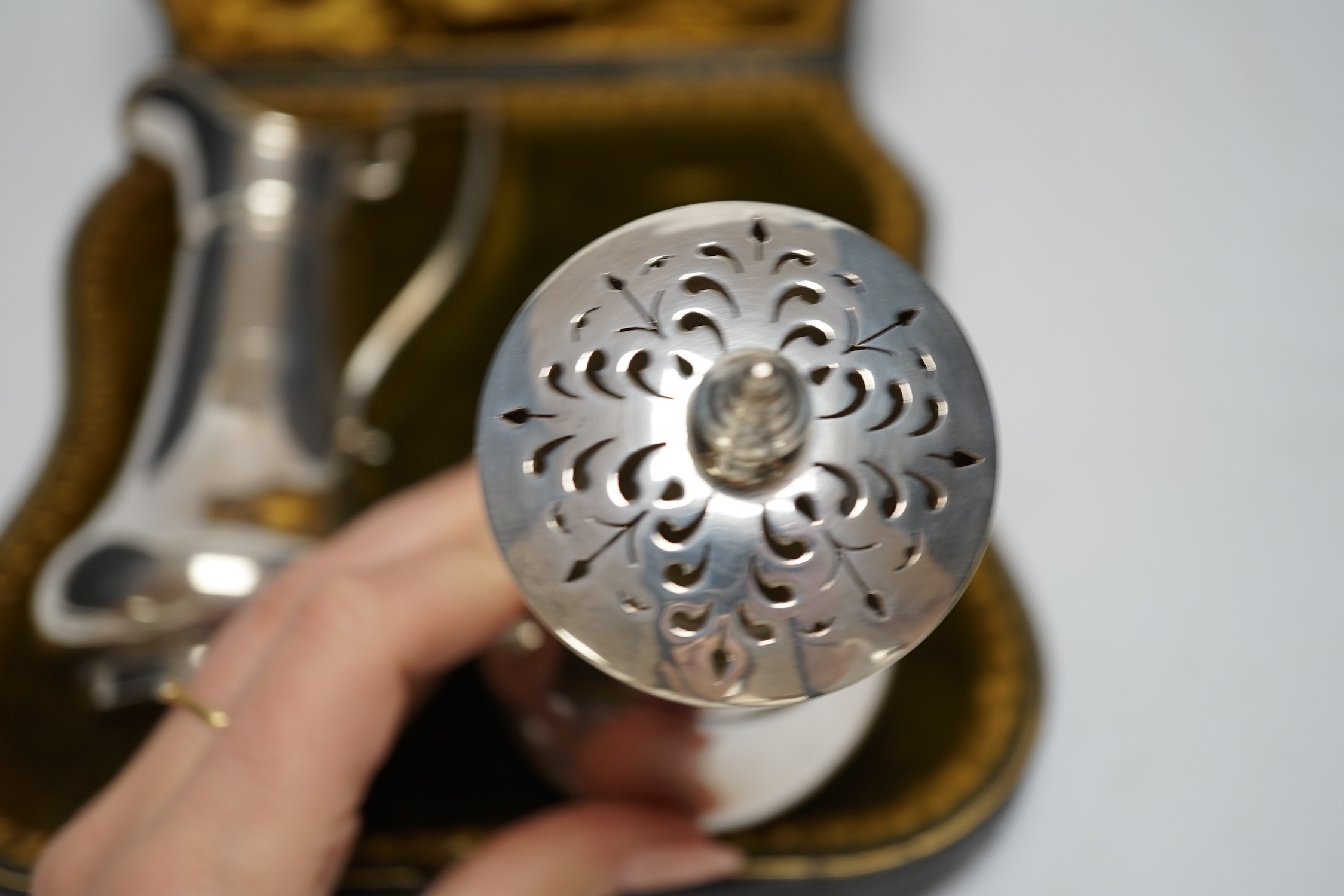 An Edwardian cased silver strawberry and cream set, comprising a cream jug and sugar sifter, by - Image 4 of 5