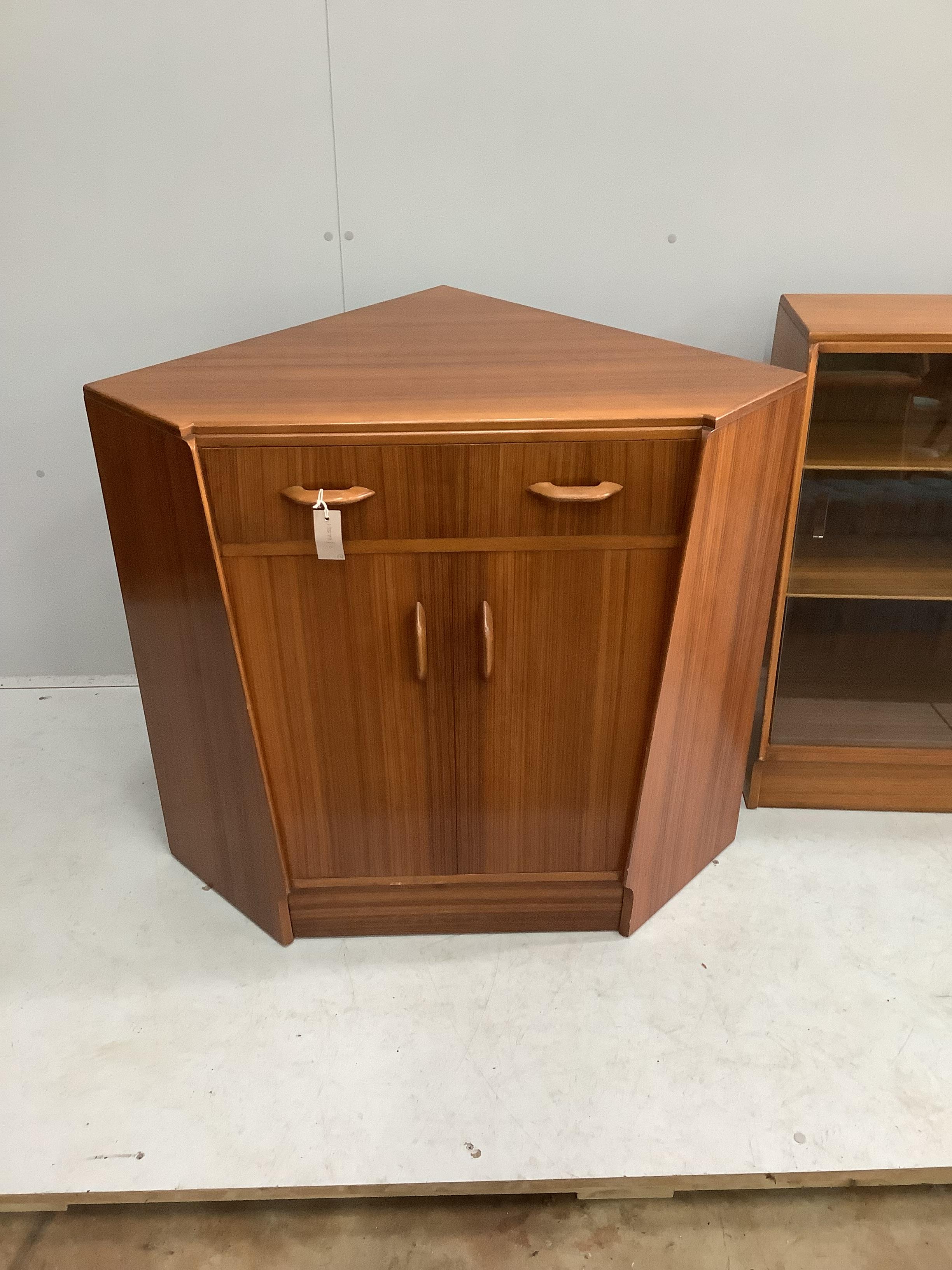 A mid century G-Plan teak corner bureau / combined bookcase, length 161cm, depth 70cm, height 85cm - Image 3 of 6