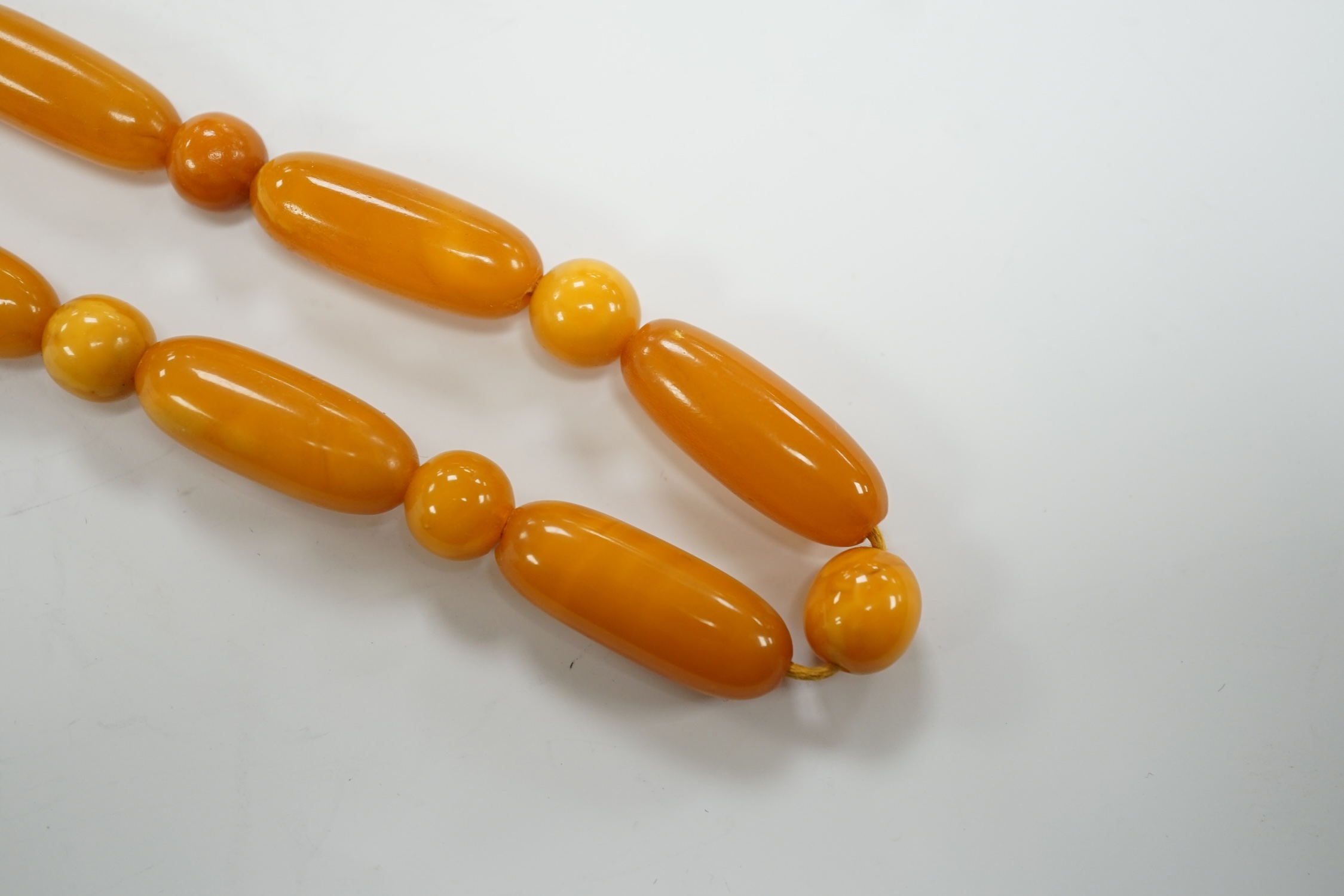 A single strand amber bead necklace, 50cm, gross weight 32 grams. - Image 5 of 6