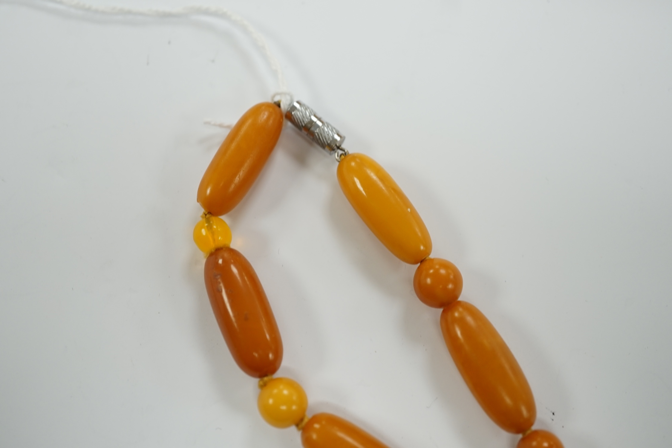 A single strand amber bead necklace, 50cm, gross weight 32 grams. - Image 4 of 6