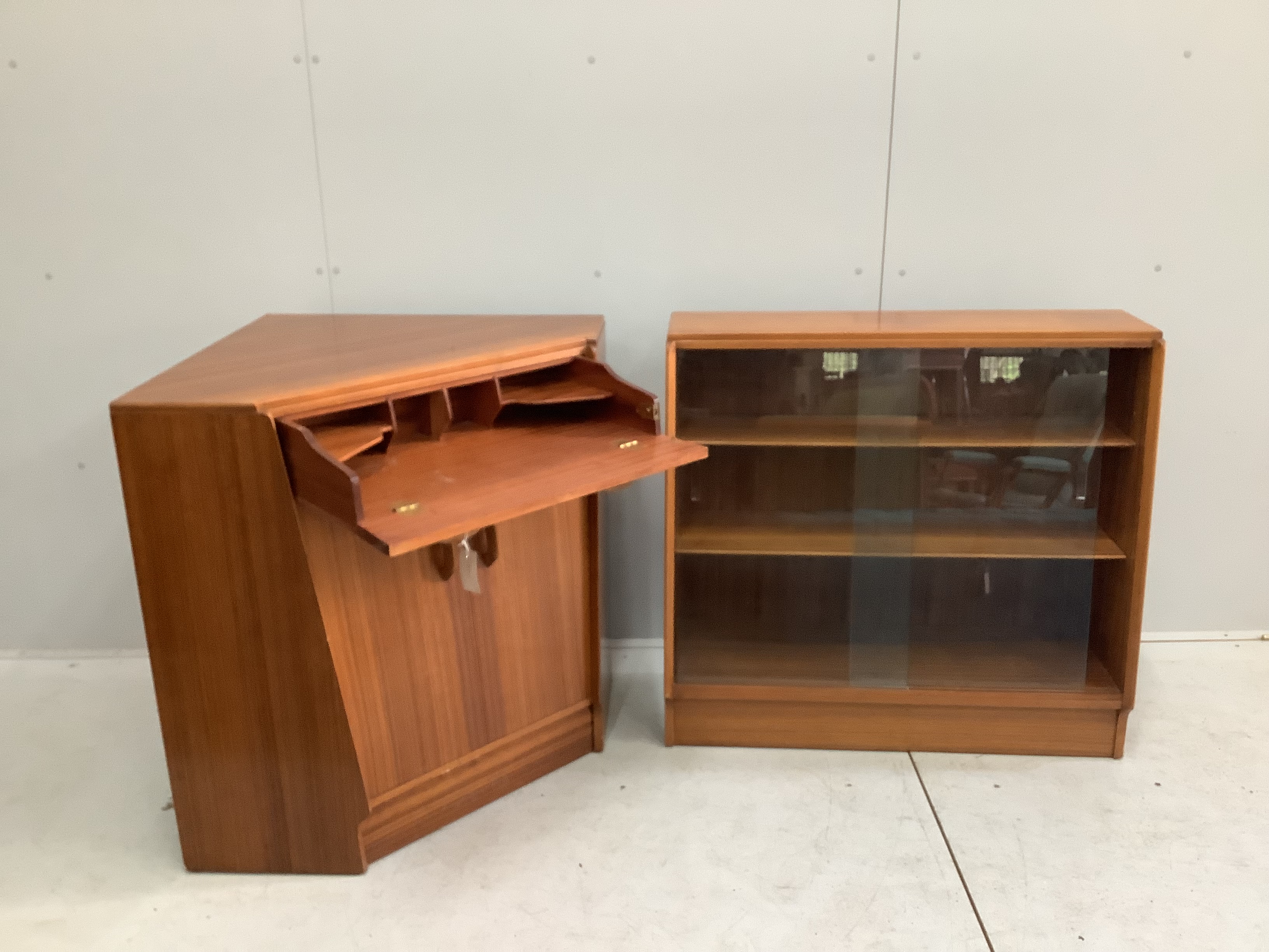 A mid century G-Plan teak corner bureau / combined bookcase, length 161cm, depth 70cm, height 85cm - Image 4 of 6