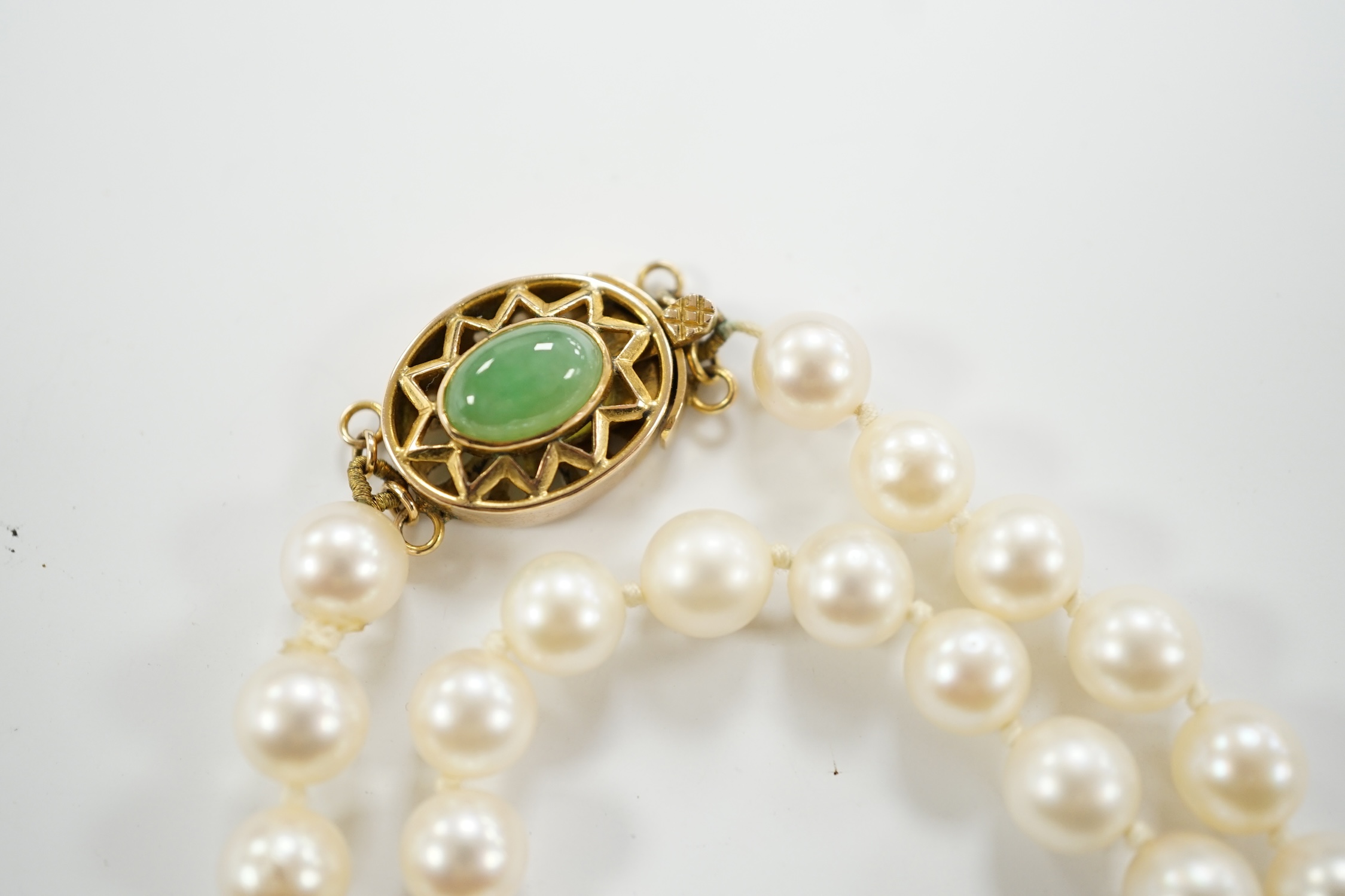 A single strand cultured pearl necklace, with 14k and jade set clasp, 40cm. - Image 2 of 4