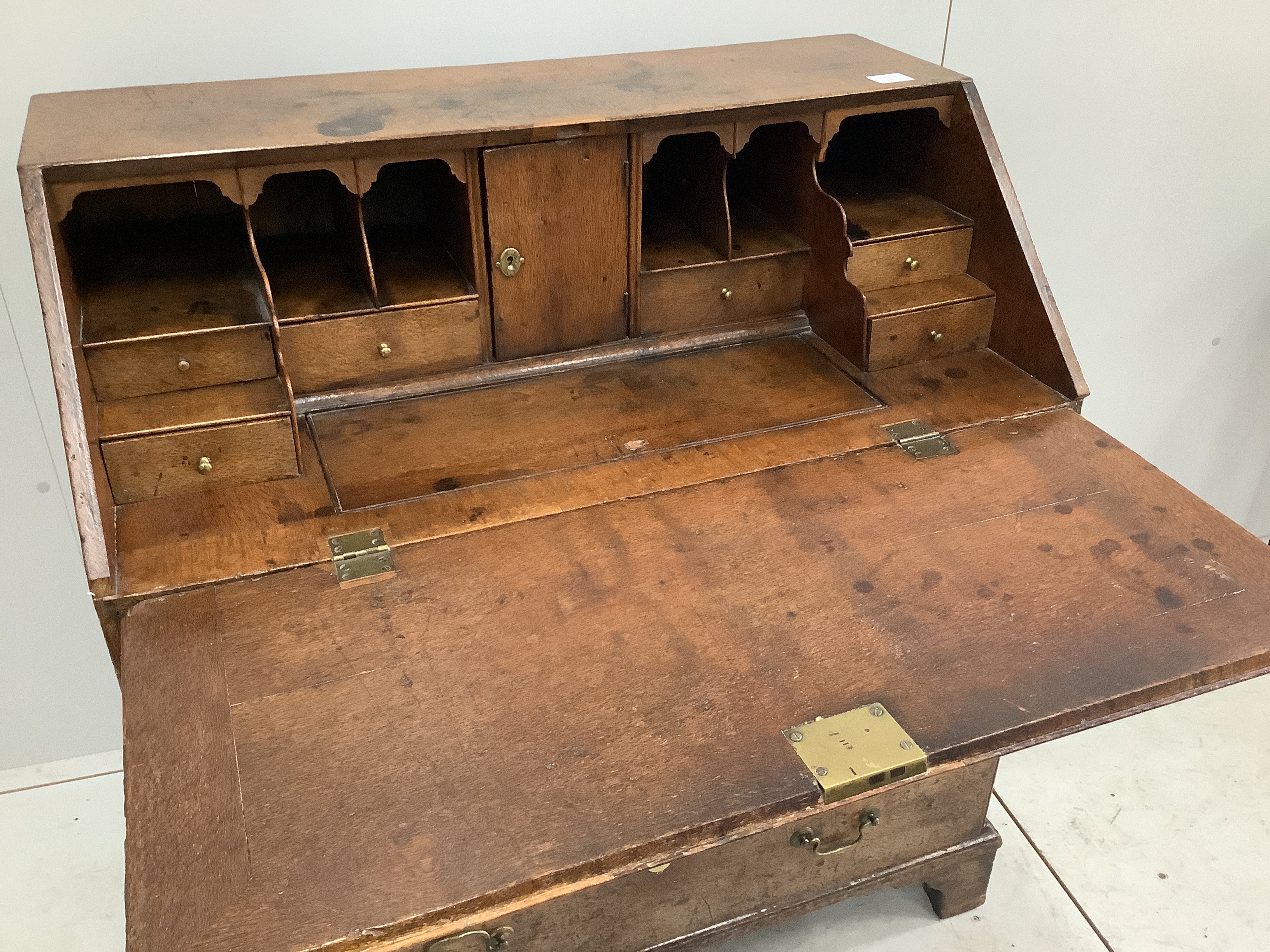 A George III oak bureau, width 91cm, depth 52cm, height 101cm - Image 2 of 3