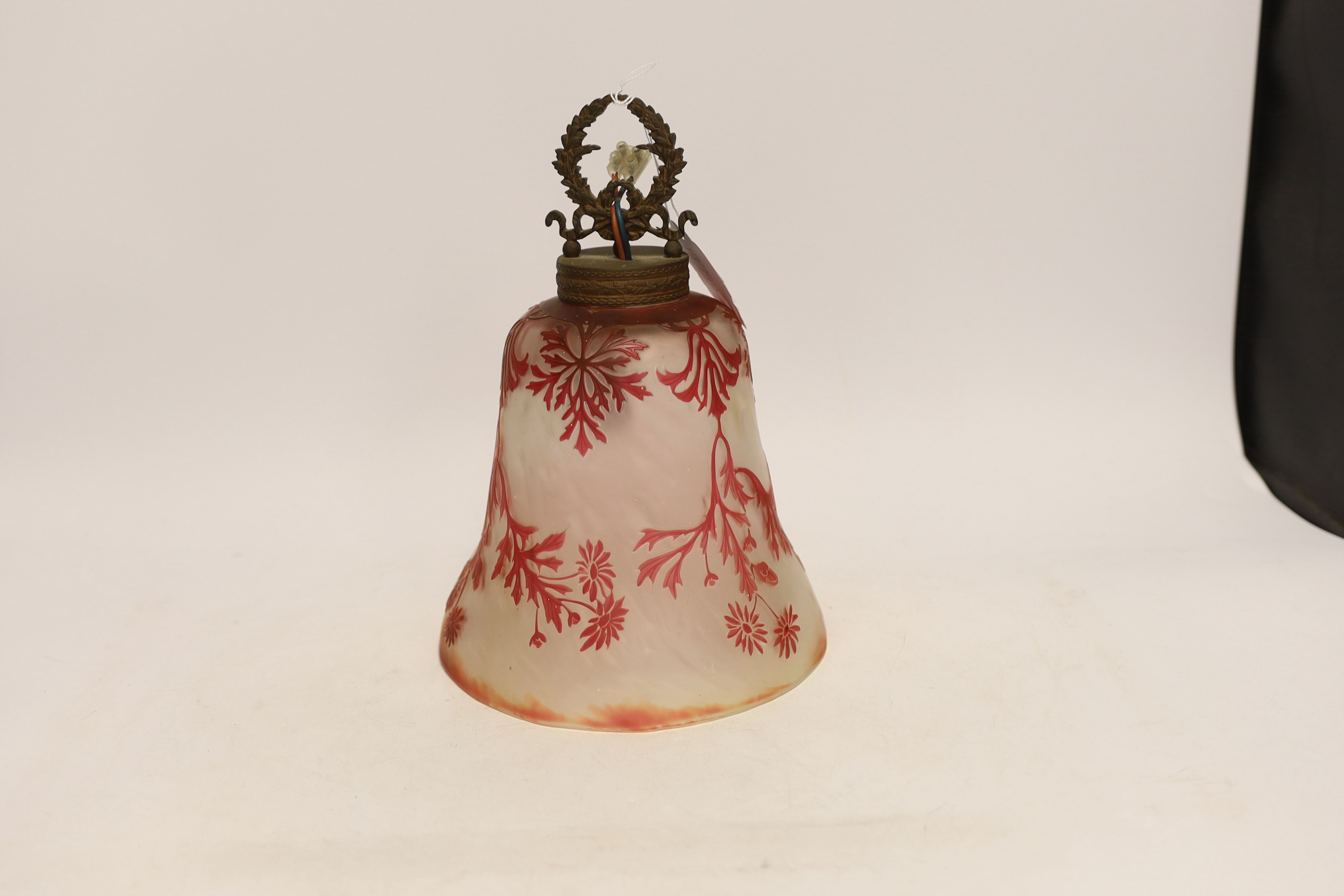 de Vez, an early 20th century cameo glass lamp shade, 25cm - Image 3 of 3