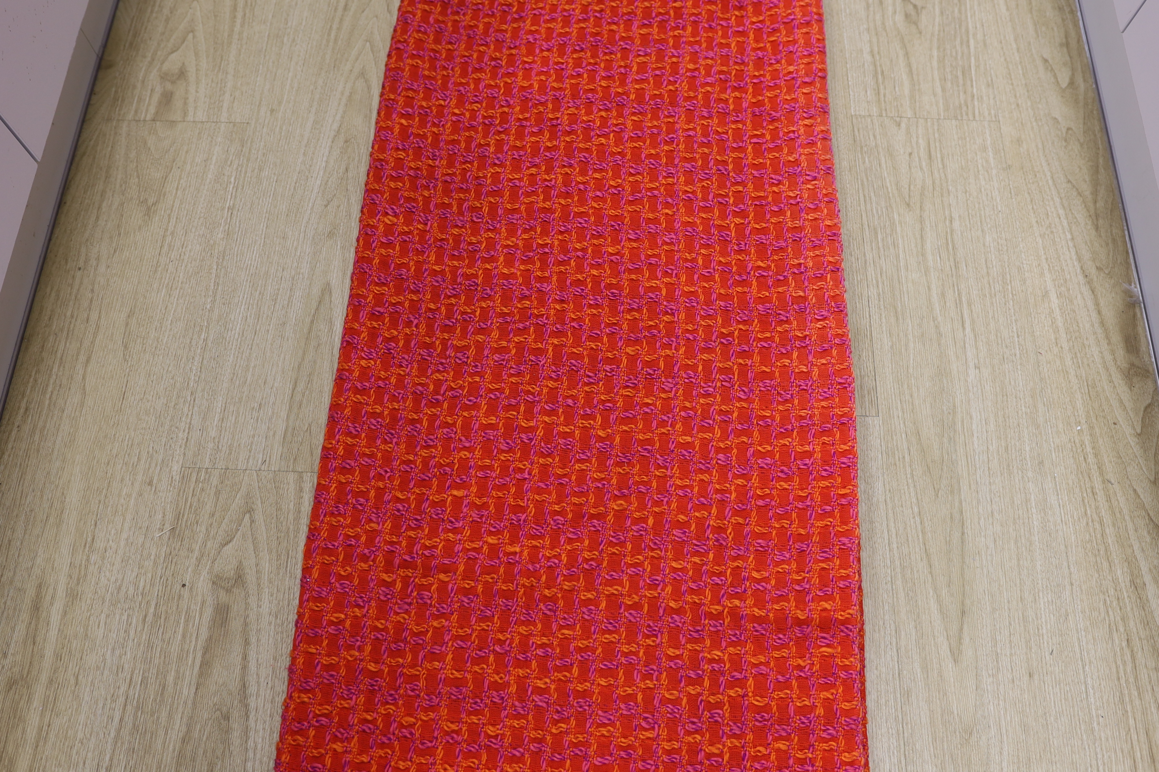 An unusual woven 1960's curtain in orange, pink and purple wools in a square overall pattern - Bild 3 aus 5