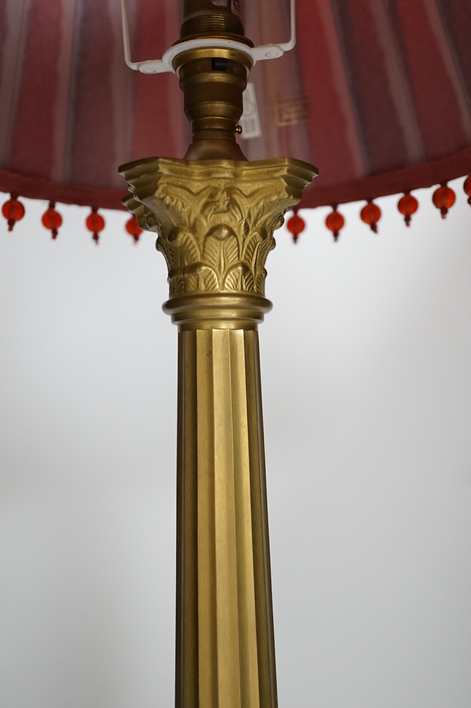 A brass column table lamp, 65cm high - Image 3 of 4