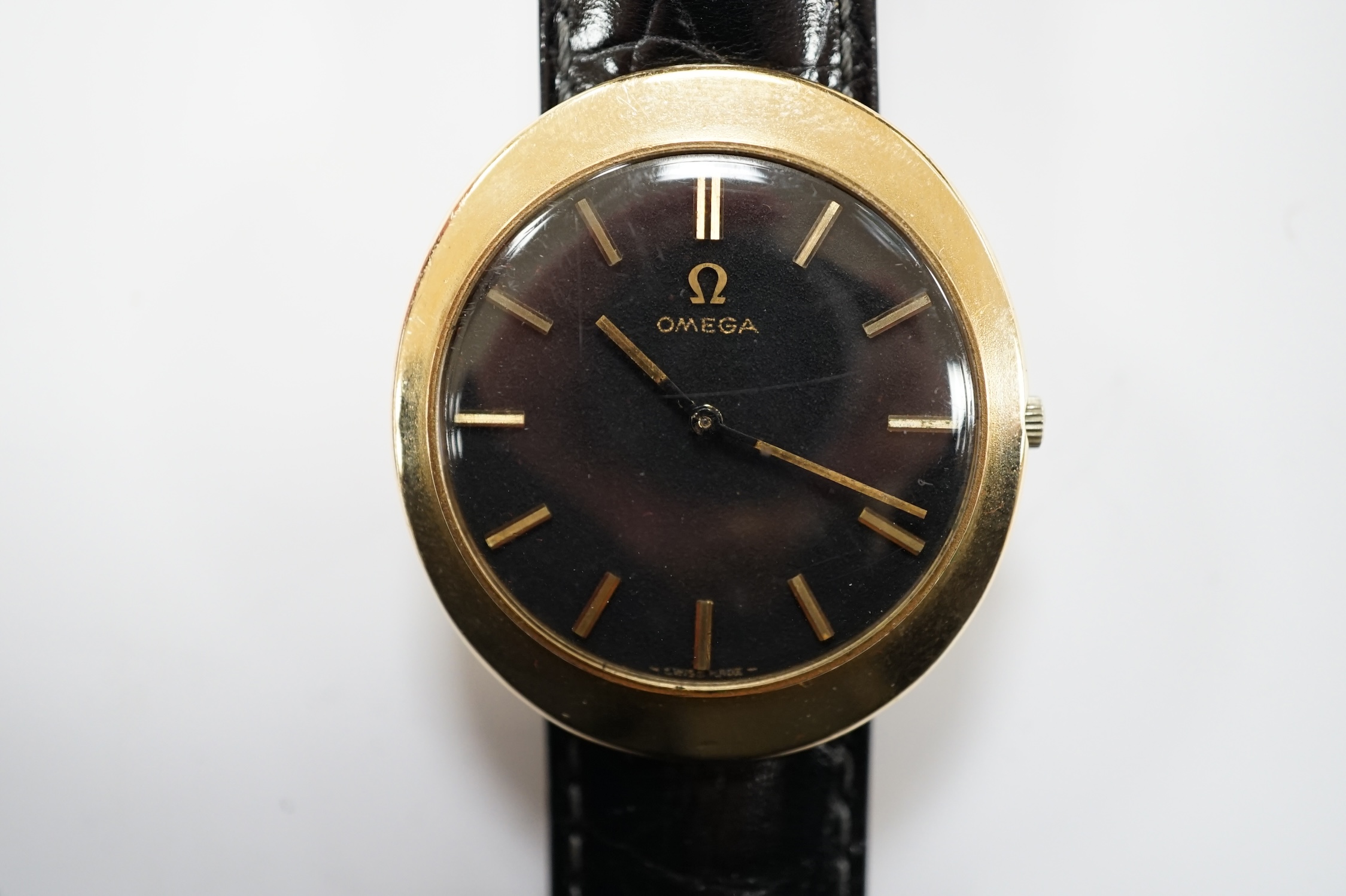 A gentleman's 9ct gold black dial manual wind wrist watch, with Omega box. - Image 2 of 9