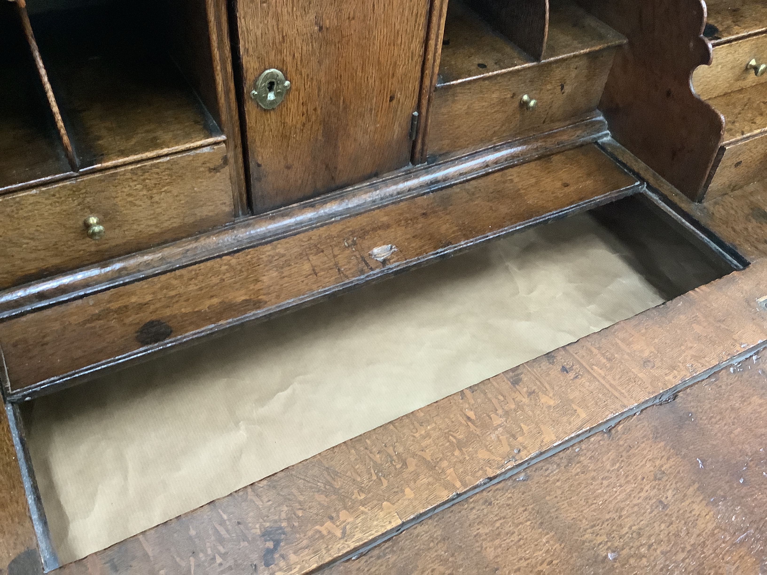 A George III oak bureau, width 91cm, depth 52cm, height 101cm - Image 3 of 3