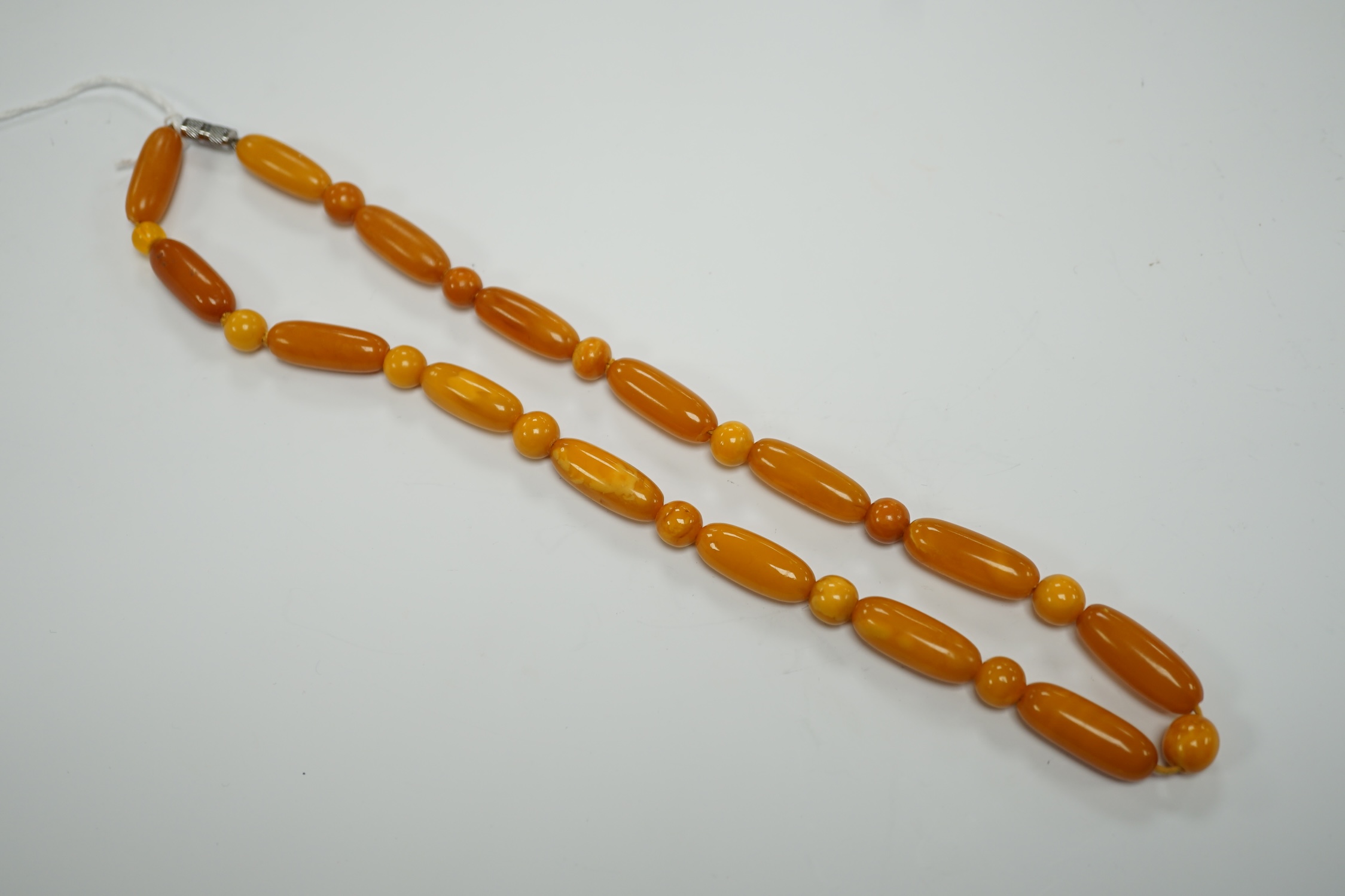 A single strand amber bead necklace, 50cm, gross weight 32 grams. - Image 2 of 6