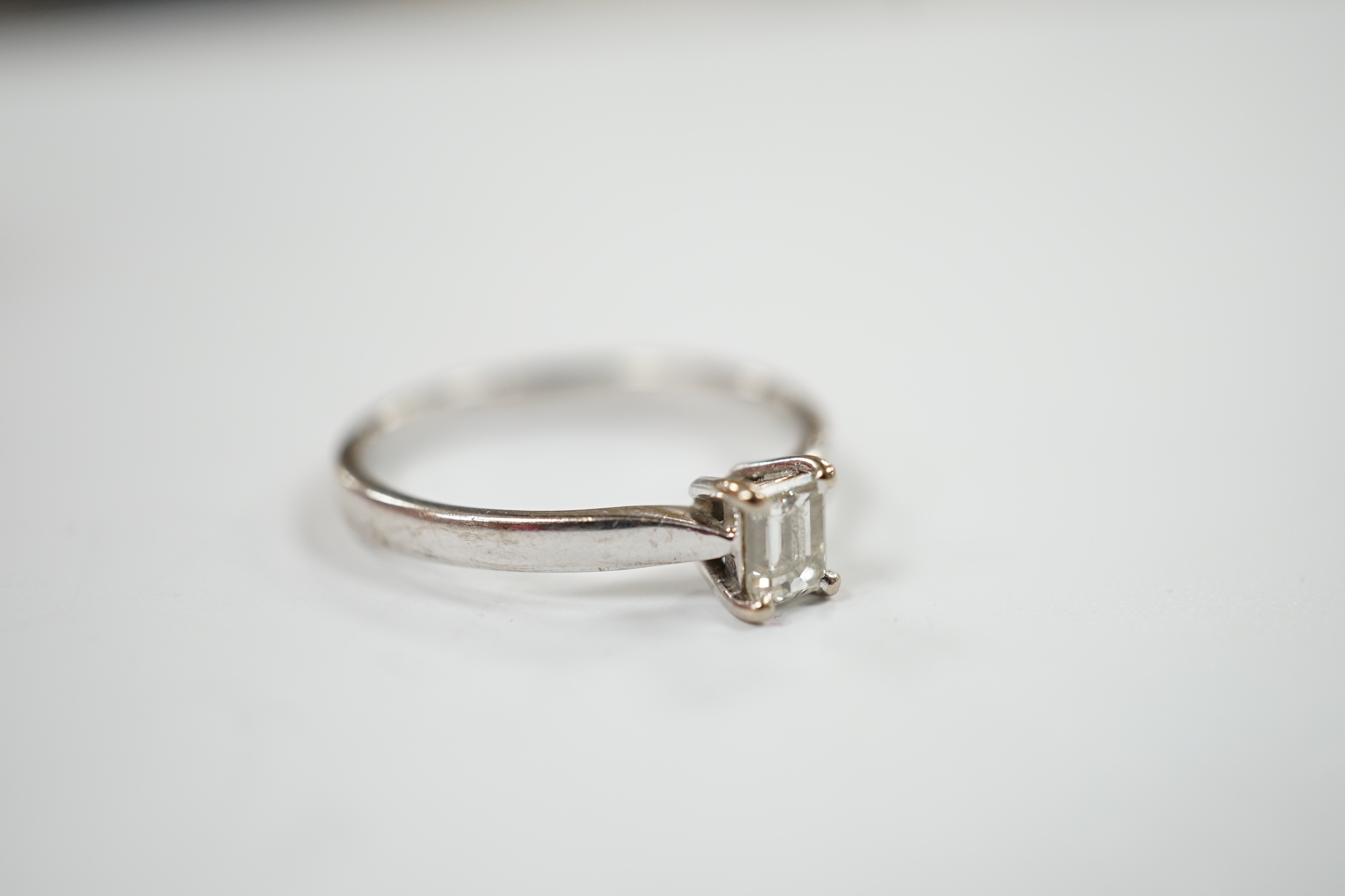 A modern 18ct white gold and solitaire emerald cut diamond set ring, size Q, gross weight 3.4 - Image 3 of 4