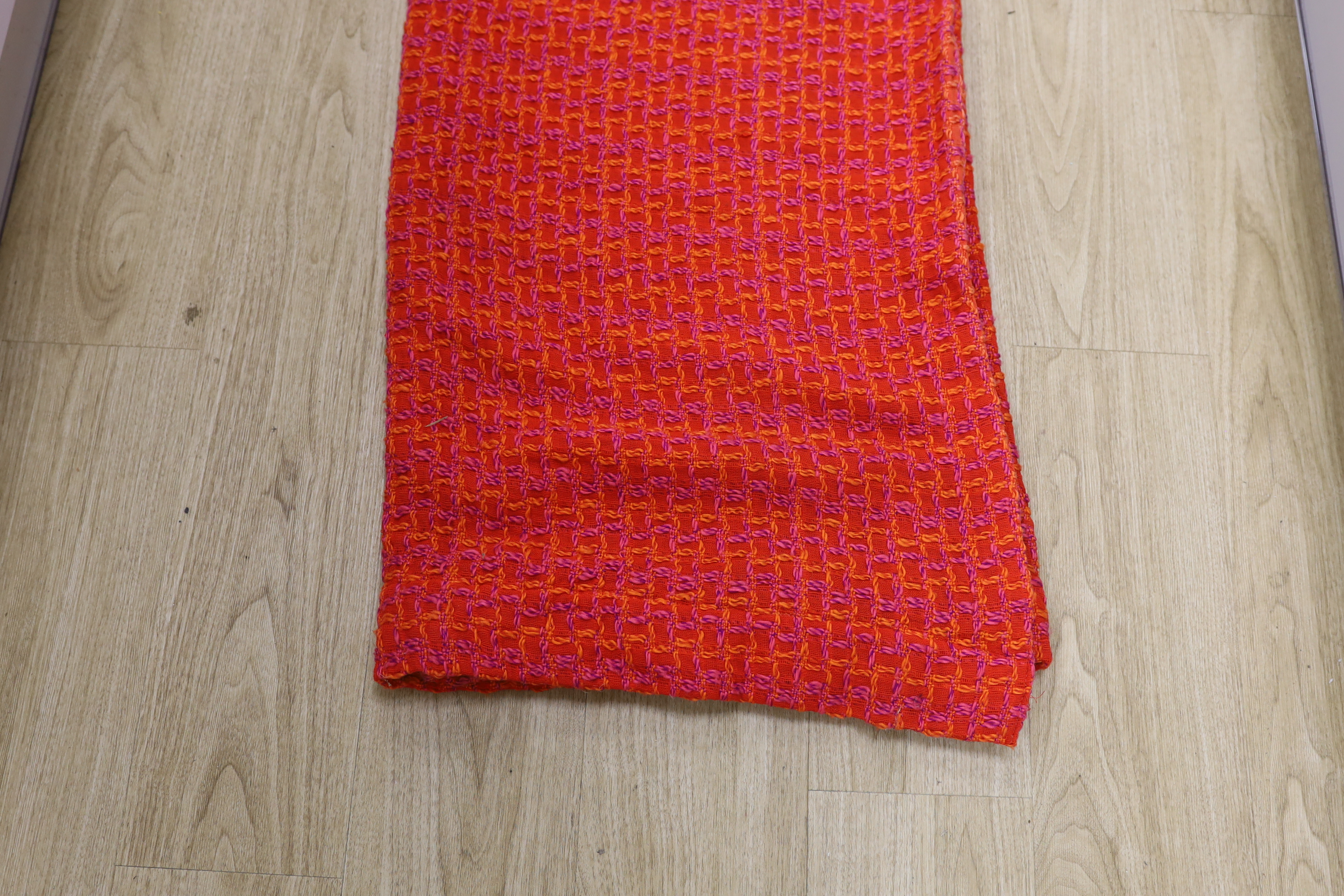An unusual woven 1960's curtain in orange, pink and purple wools in a square overall pattern - Bild 2 aus 5