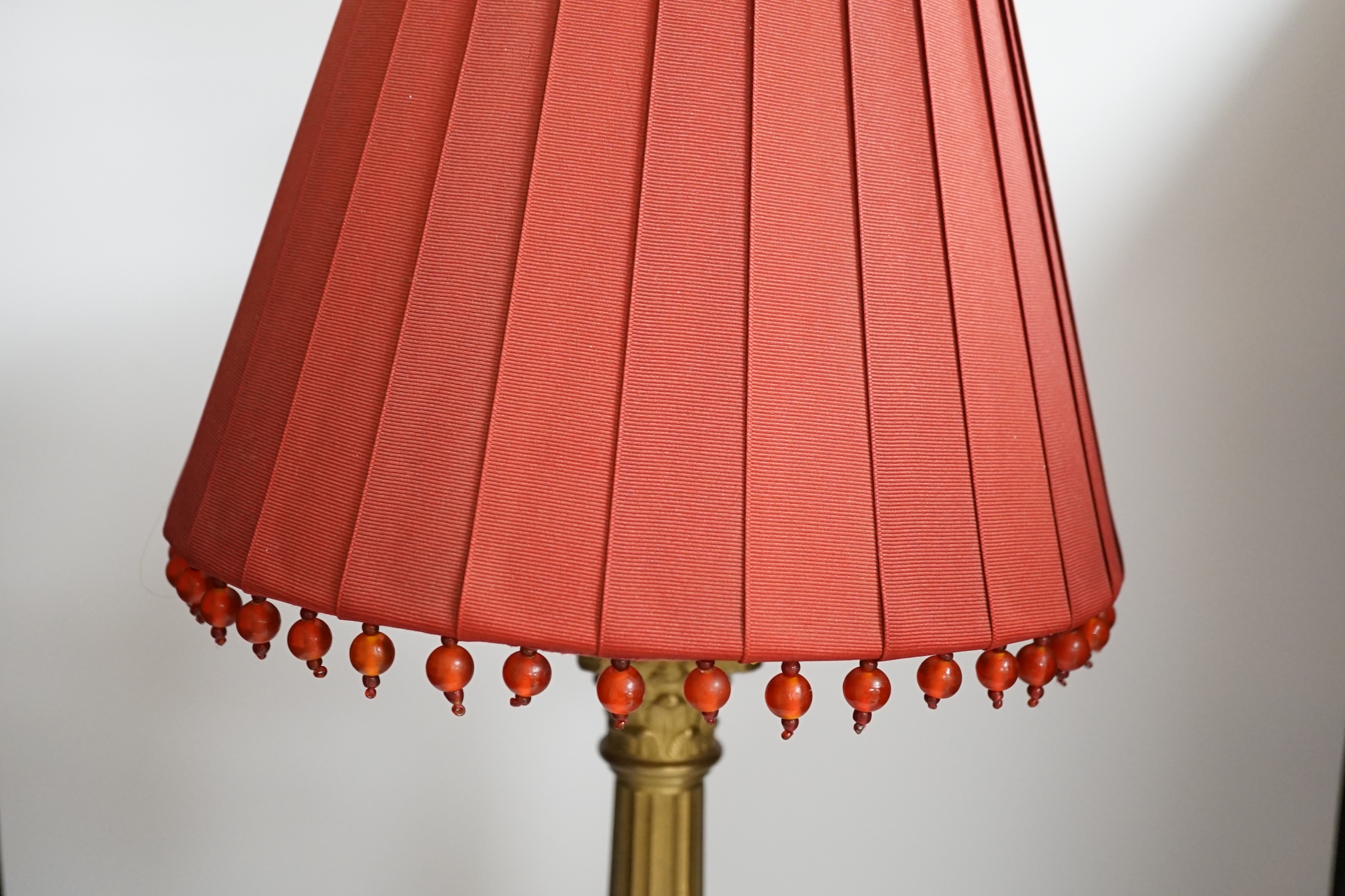 A brass column table lamp, 65cm high - Image 2 of 4