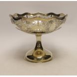 A George V pierced pedestal bowl, Henry Moreton, Birmingham, 1913, diameter 20.2cm, 15.1oz.