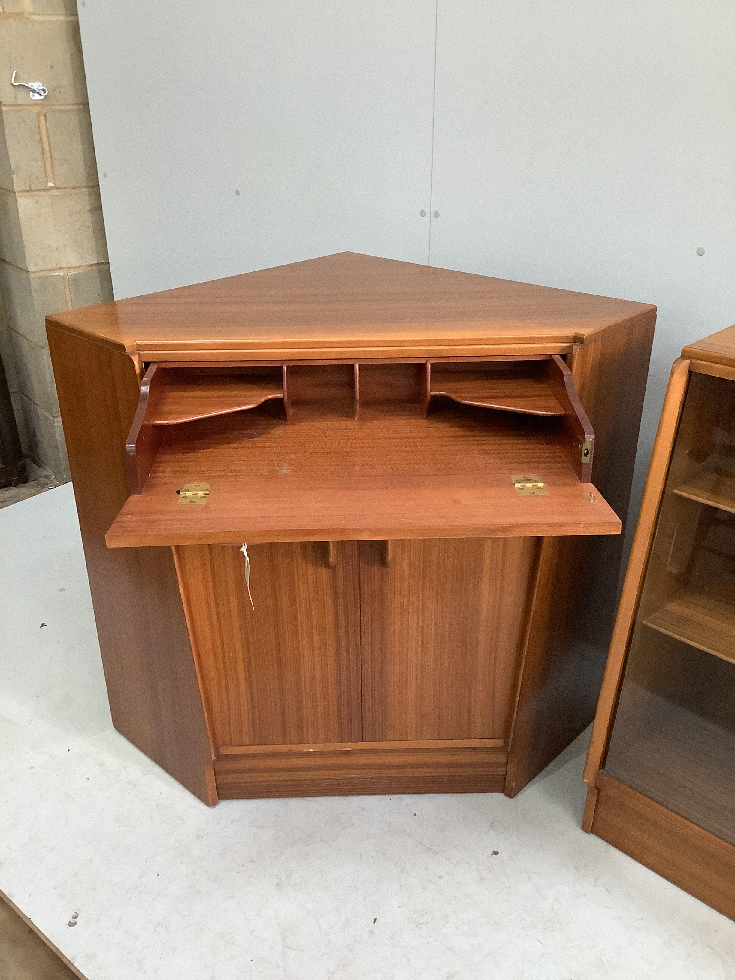 A mid century G-Plan teak corner bureau / combined bookcase, length 161cm, depth 70cm, height 85cm - Image 2 of 6