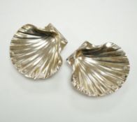 A modern pair of silver butter shells, Roberts & Dore, Sheffield, 1977, width 95mm, 8.4oz.